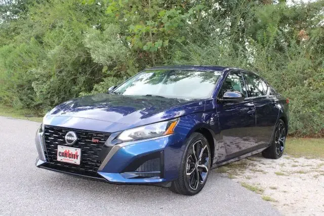 photo of 2023 Nissan Altima SR FWD