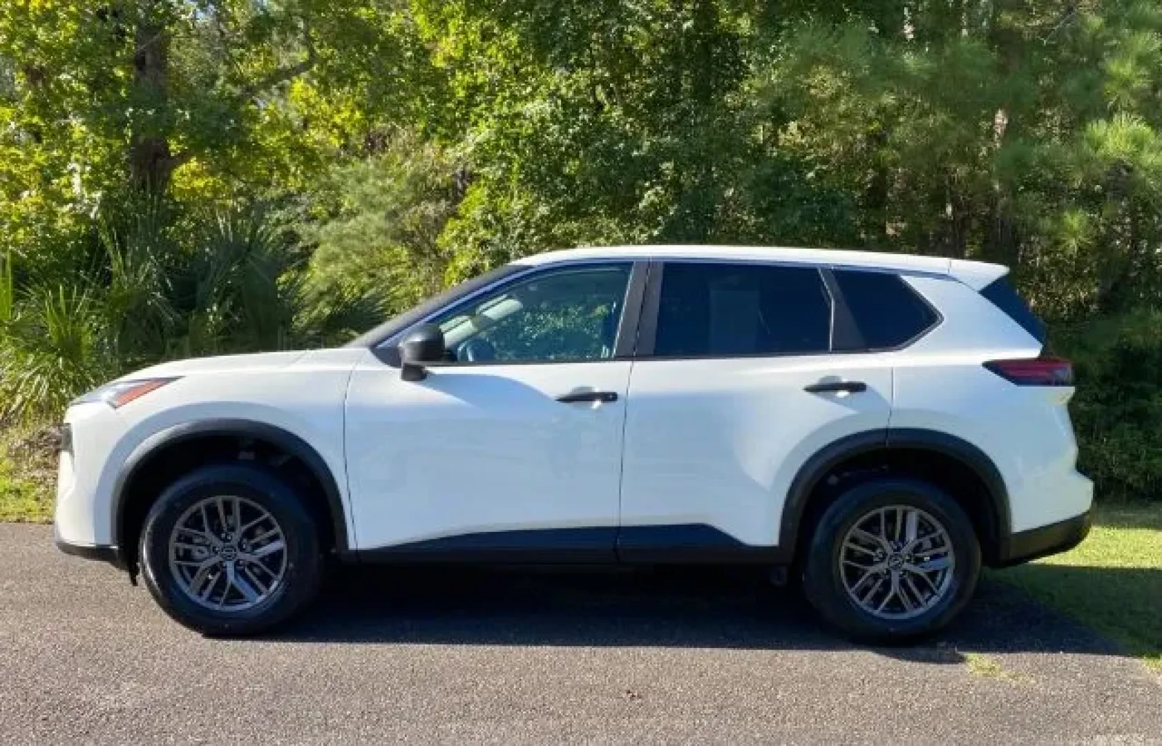 2024 Nissan Rogue S FWD (5N1BT3AA7RC) with an VC-Turbo 1.5L I-3 gasoline direct injection engine, located at 9146 Ocean Hwy West, Calabash, NC, 28467, (910) 579-1110, 33.928635, -78.576157 - Embrace adventure and elevate your lifestyle with the 2024 Nissan Rogue, a versatile SUV perfect for families, commuters, and weekend warriors alike. At Car City - Calabash, located at 9146 Ocean Hwy West, Calabash, NC 28467, we specialize in providing quality used vehicles that fit every budget. Wi - Photo#1