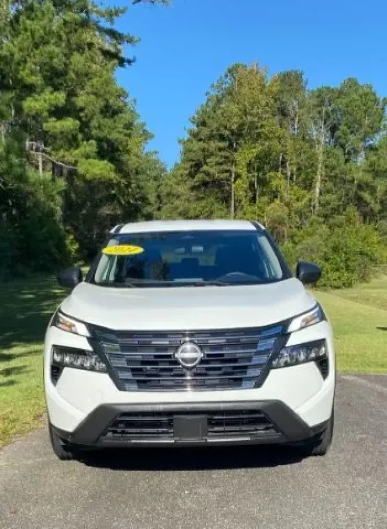 2024 Nissan Rogue S FWD (5N1BT3AA7RC) with an VC-Turbo 1.5L I-3 gasoline direct injection engine, located at 9146 Ocean Hwy West, Calabash, NC, 28467, (910) 579-1110, 33.928635, -78.576157 - Embrace adventure and elevate your lifestyle with the 2024 Nissan Rogue, a versatile SUV perfect for families, commuters, and weekend warriors alike. At Car City - Calabash, located at 9146 Ocean Hwy West, Calabash, NC 28467, we specialize in providing quality used vehicles that fit every budget. Wi - Photo#1