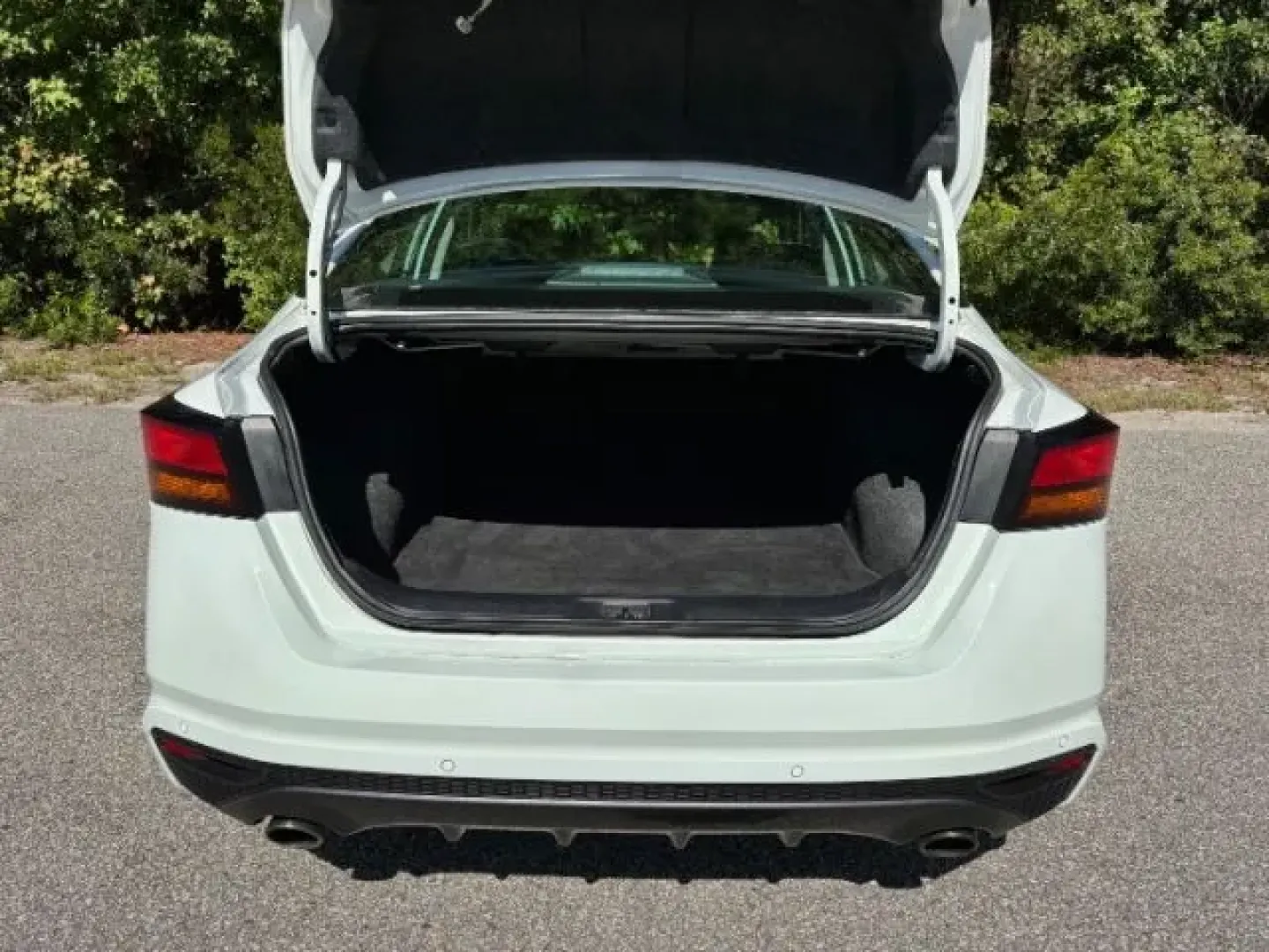 2022 /BLACK LEATHER/CLOTH Nissan Altima 2.5 SR (1N4BL4CV1NN) with an 2.5L L4 DOHC 16V engine, Continuously Variabl transmission, located at 2761 East Hwy 501, Conway, SC, 29526, (843) 331-1151, 33.781528, -78.989883 - **Drive Your Next Adventure with the 2022 Nissan Altima at Car City - Conway!**<br /> <br /> Are you in the market for a sedan that effortlessly combines comfort, style, and performance? Look no further than this stunning 2022 Nissan Altima, available now at Car City - Conway. This vehicle isn't jus - Photo#13