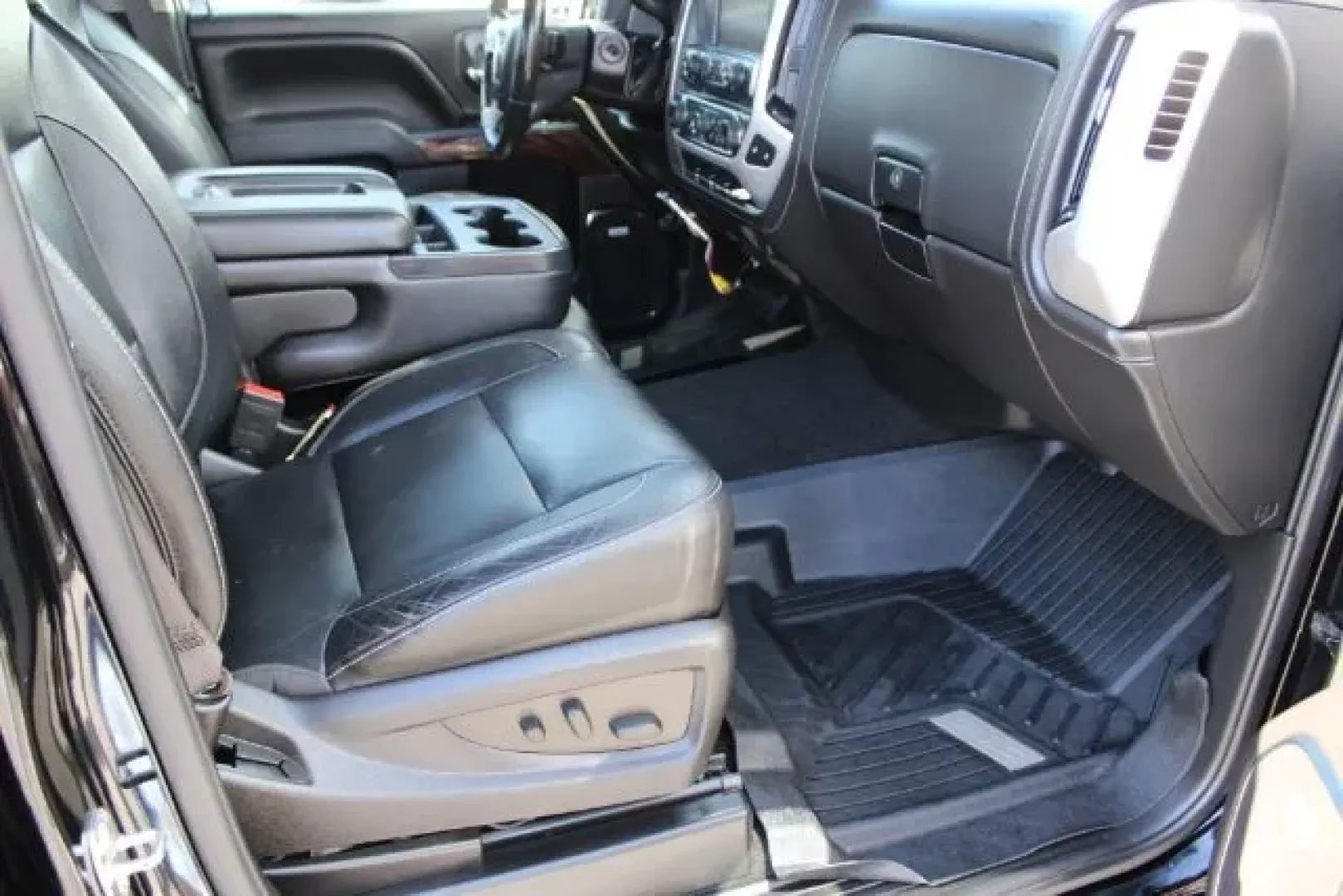 2017 GMC Sierra 1500 SLT (1GTV2NECXHZ) with an EcoTec3 6.2L V-8 gasoline direct injection engine, located at 3598 James B White Hwy South, Whiteville, NC, 28472, (910) 642-3196, 34.294846, -78.732613 - Unlock the potential of adventure with this stunning 2017 GMC Sierra 1500 SLT, the ultimate pick-up truck perfect for both work and play. Whether you're hauling equipment for a weekend project or taking the family on a road trip along the beautiful coastal highways, this vehicle embodies versatility - Photo#8