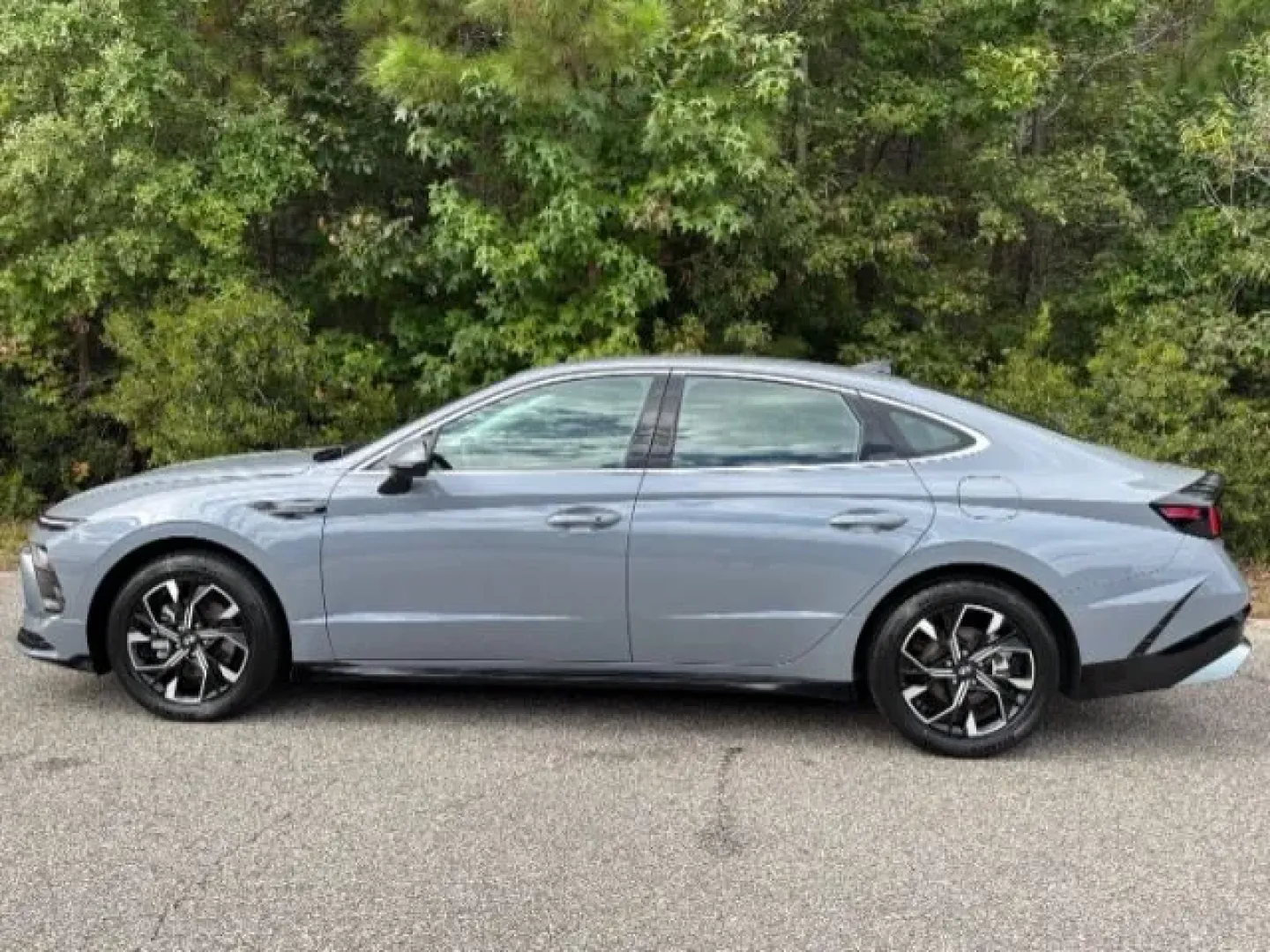 2024 /Dark Gray Hyundai Sonata SEL (KMHL64JA1RA) with an Smartstream 2.5L I-4 port/direct injection engine, located at 2761 East Hwy 501, Conway, SC, 29526, (843) 331-1151, 33.781528, -78.989883 - **Elevate Your Commuting Experience with the 2024 Hyundai Sonata SEL at Car City - Conway!**<br /> <br /> Are you looking for a stylish and practical sedan that seamlessly fits into your busy lifestyle? The 2024 Hyundai Sonata SEL is the perfect companion for your daily commute, weekend adventures, - Photo#2