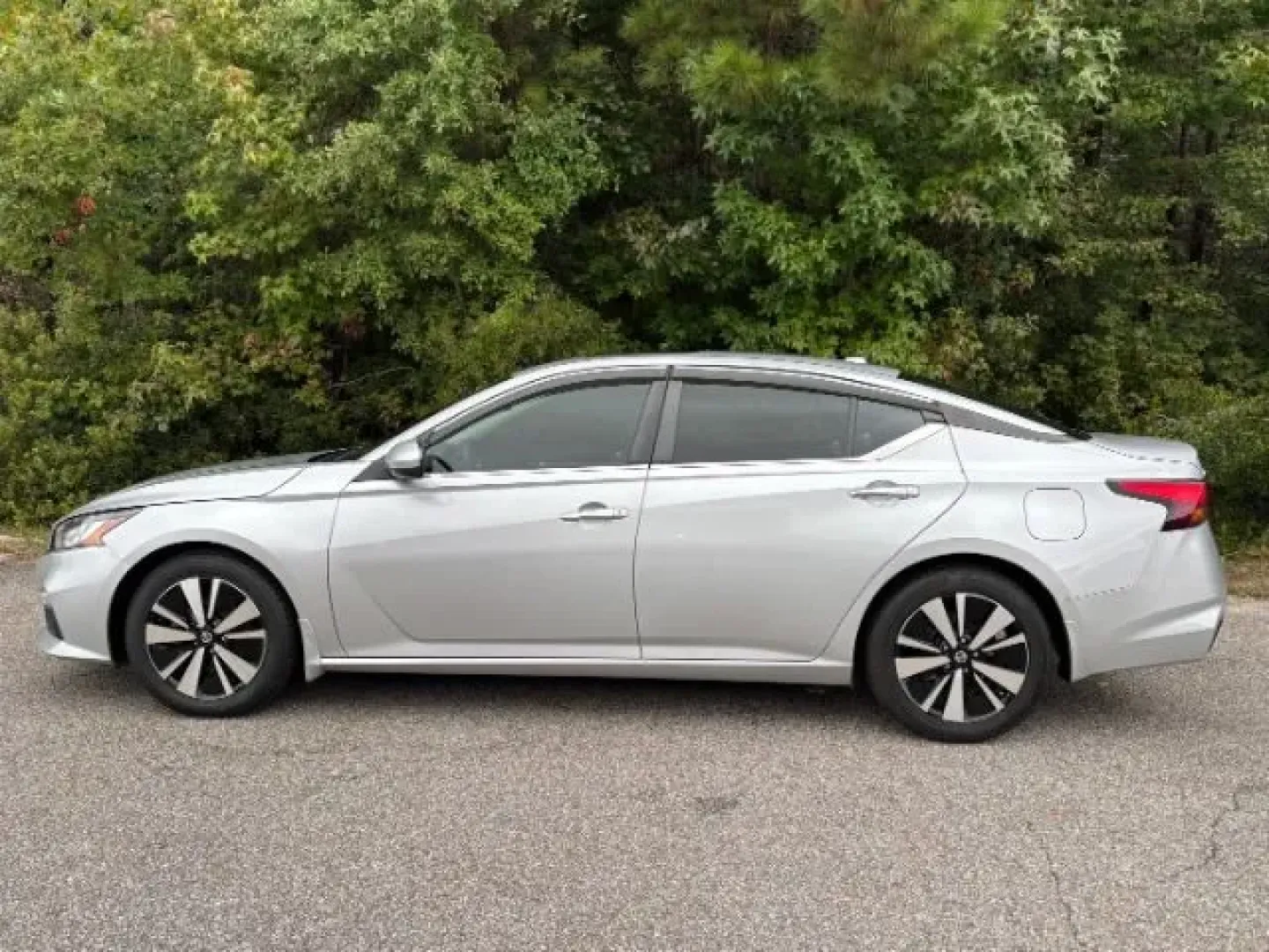 2021 /Charcoal Nissan Altima SV FWD (1N4BL4DV7MN) with an 2.5L I-4 gasoline direct injection engine, located at 2761 East Hwy 501, Conway, SC, 29526, (843) 331-1151, 33.781528, -78.989883 - **Elevate Your Daily Drive with the 2021 Nissan Altima SV Perfect for Commuters and Families Alike!**<br /> <br /> Are you in search of a reliable and stylish sedan that effortlessly combines comfort and efficiency? Look no further than this stunning 2021 Nissan Altima SV, now available at Car City - Photo#2
