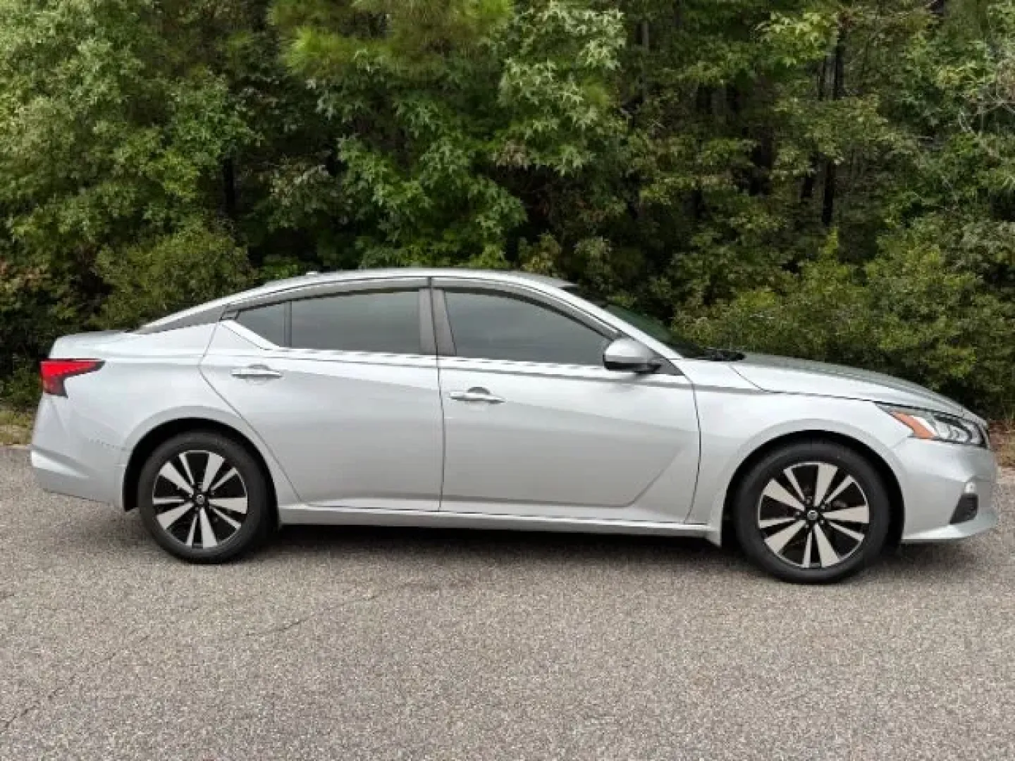 2021 /Charcoal Nissan Altima SV FWD (1N4BL4DV7MN) with an 2.5L I-4 gasoline direct injection engine, located at 2761 East Hwy 501, Conway, SC, 29526, (843) 331-1151, 33.781528, -78.989883 - **Elevate Your Daily Drive with the 2021 Nissan Altima SV Perfect for Commuters and Families Alike!**<br /> <br /> Are you in search of a reliable and stylish sedan that effortlessly combines comfort and efficiency? Look no further than this stunning 2021 Nissan Altima SV, now available at Car City - Photo#3
