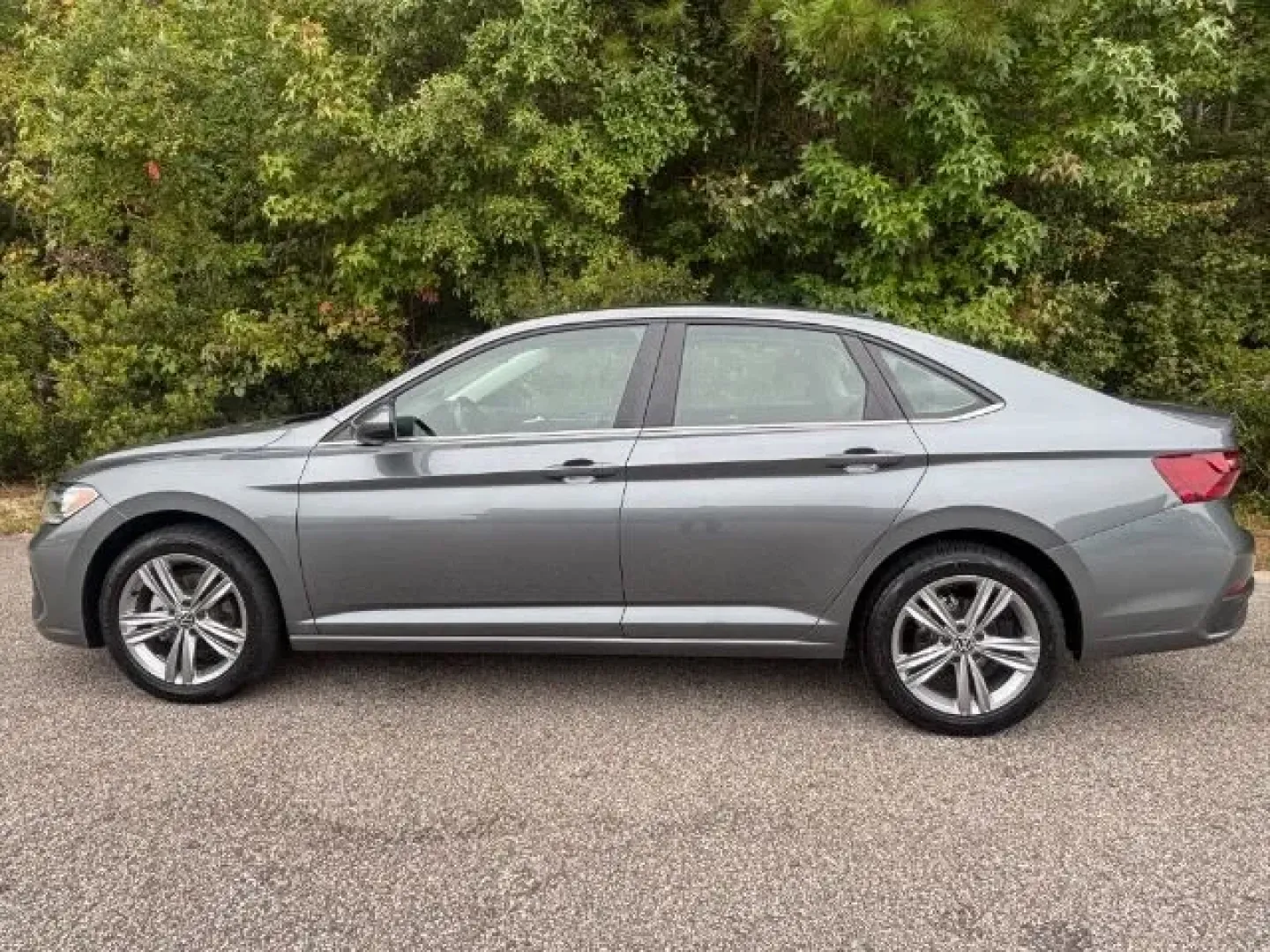 2024 /Titan Black Volkswagen Jetta 1.5T SE (3VW7M7BUXRM) with an 1.5L I-4 gasoline direct injection engine, located at 2761 East Hwy 501, Conway, SC, 29526, (843) 331-1151, 33.781528, -78.989883 - **Discover the Perfect Blend of Style and Comfort with this 2024 Volkswagen Jetta at Car City - Conway!**<br /> <br /> Are you searching for a reliable and stylish sedan that fits your active lifestyle? Look no further than this stunning 2024 Volkswagen Jetta 1.5T SE! Whether you're commuting to wor - Photo#2