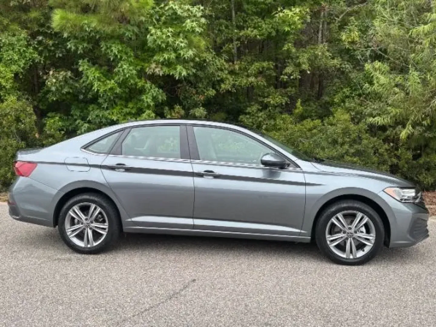 2024 /Titan Black Volkswagen Jetta 1.5T SE (3VW7M7BUXRM) with an 1.5L I-4 gasoline direct injection engine, located at 2761 East Hwy 501, Conway, SC, 29526, (843) 331-1151, 33.781528, -78.989883 - **Discover the Perfect Blend of Style and Comfort with this 2024 Volkswagen Jetta at Car City - Conway!**<br /> <br /> Are you searching for a reliable and stylish sedan that fits your active lifestyle? Look no further than this stunning 2024 Volkswagen Jetta 1.5T SE! Whether you're commuting to wor - Photo#3
