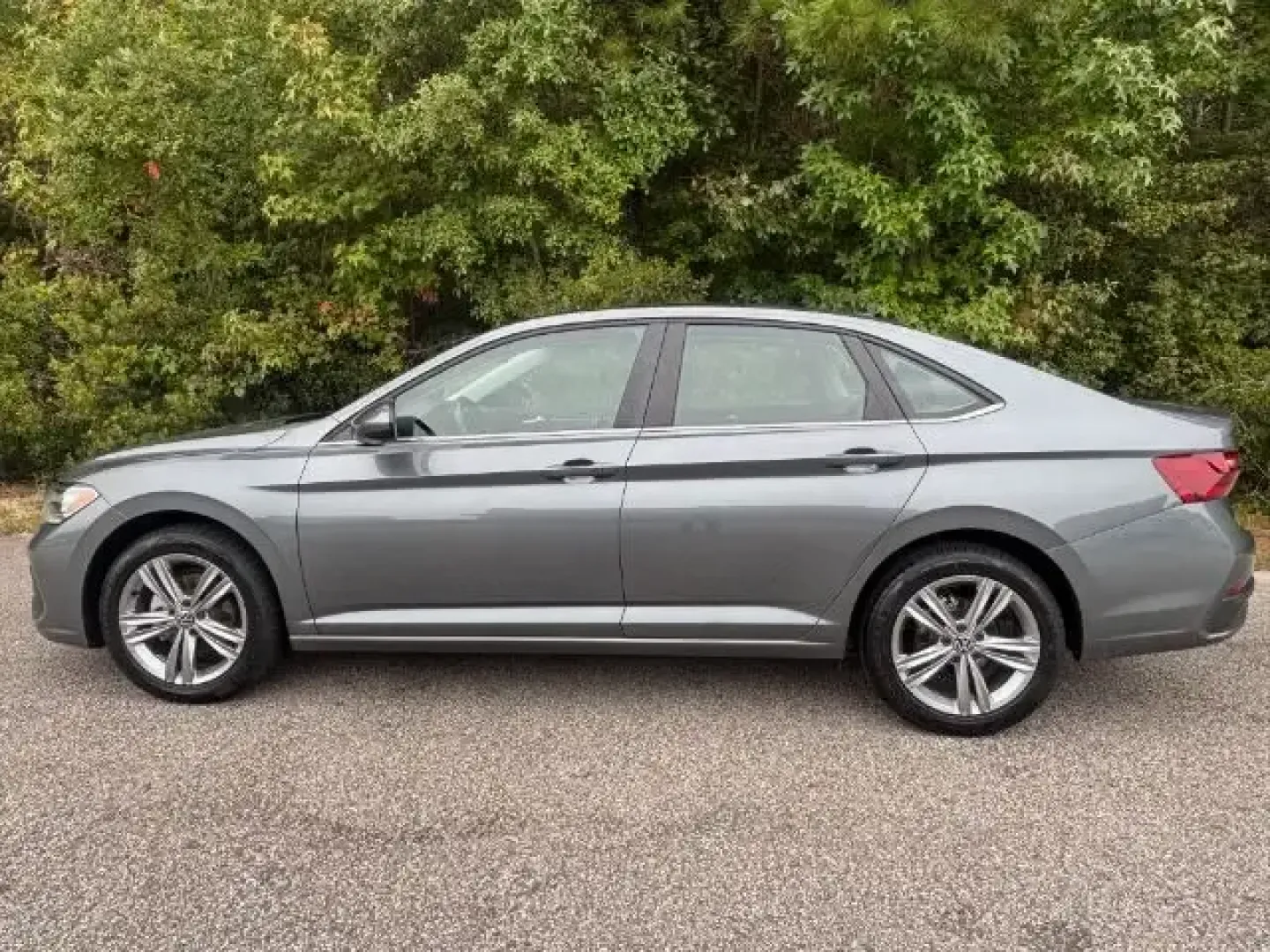 2024 /Titan Black Volkswagen Jetta 1.5T SE (3VW7M7BUXRM) with an 1.5L I-4 gasoline direct injection engine, 8A transmission, located at 2761 East Hwy 501, Conway, SC, 29526, (843) 331-1151, 33.781528, -78.989883 - **Discover the Perfect Blend of Style and Comfort with this 2024 Volkswagen Jetta at Car City - Conway!**<br /> <br /> Are you searching for a reliable and stylish sedan that fits your active lifestyle? Look no further than this stunning 2024 Volkswagen Jetta 1.5T SE! Whether you're commuting to wor - Photo#2