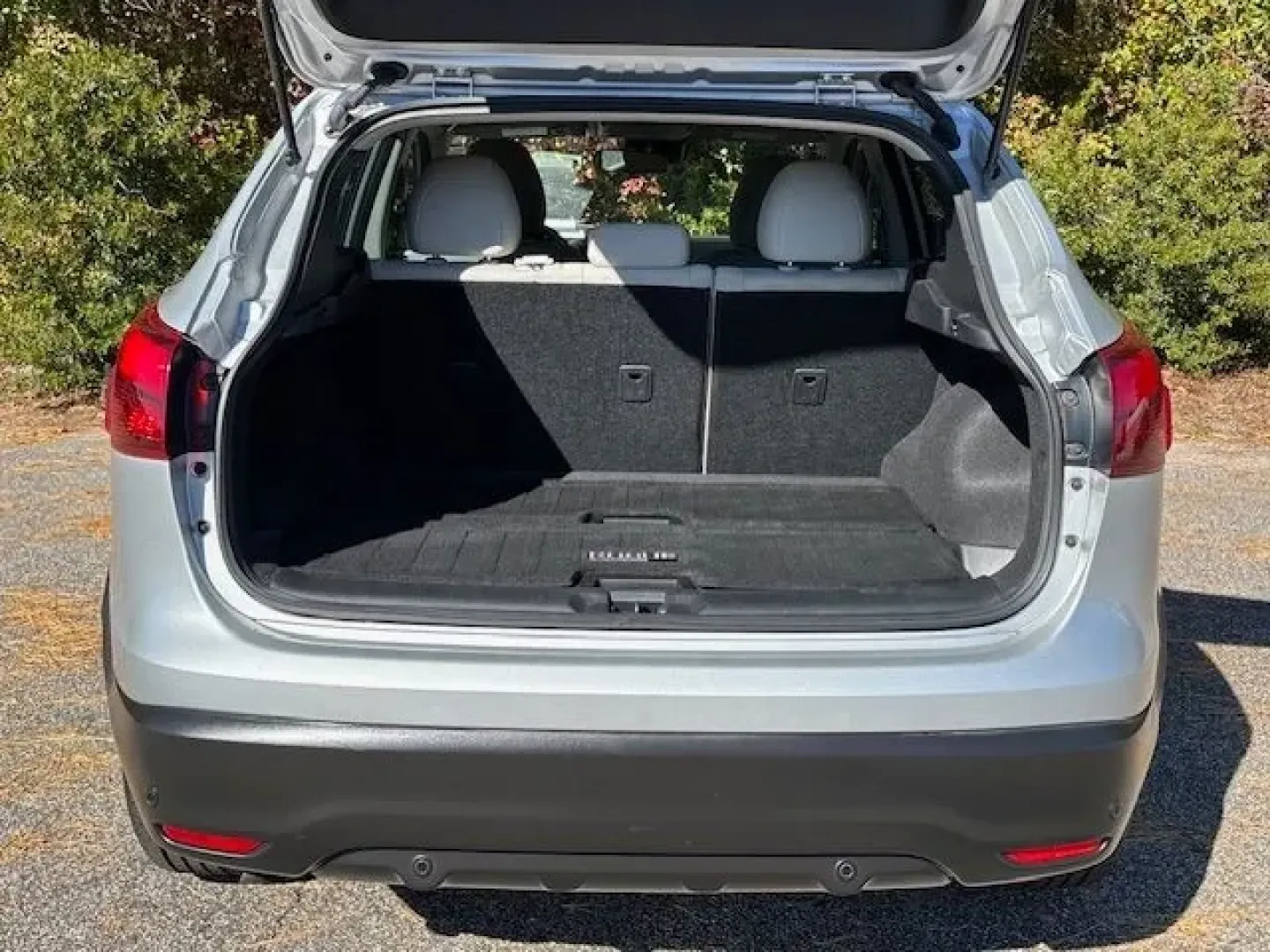 2019 /Light Gray Nissan Rogue SV (JN1BJ1CR4KW) with an 2L I-4 gasoline direct injection engine, located at 3598 James B White Hwy South, Whiteville, NC, 28472, (910) 642-3196, 34.294846, -78.732613 - ### Adventure Awaits with the 2019 Nissan Rogue SV - Perfect for Your Next Journey!<br /> <br /> Discover the perfect blend of style, comfort, and versatility with the 2019 Nissan Rogue SV, now available at Car City - Conway. Whether you're planning a weekend getaway with family, tackling daily comm - Photo#13