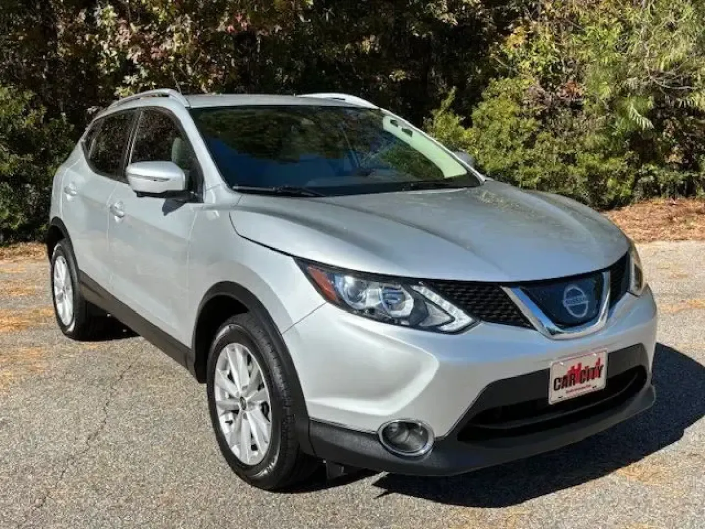 2019 /Light Gray Nissan Rogue SV (JN1BJ1CR4KW) with an 2L I-4 gasoline direct injection engine, CVT transmission, located at 9146 Ocean Hwy West, Calabash, NC, 28467, (910) 579-1110, 33.928635, -78.576157 - ### Adventure Awaits with the 2019 Nissan Rogue SV - Perfect for Your Next Journey!<br /> <br /> Discover the perfect blend of style, comfort, and versatility with the 2019 Nissan Rogue SV, now available at Car City - Conway. Whether you're planning a weekend getaway with family, tackling daily comm - Photo#1