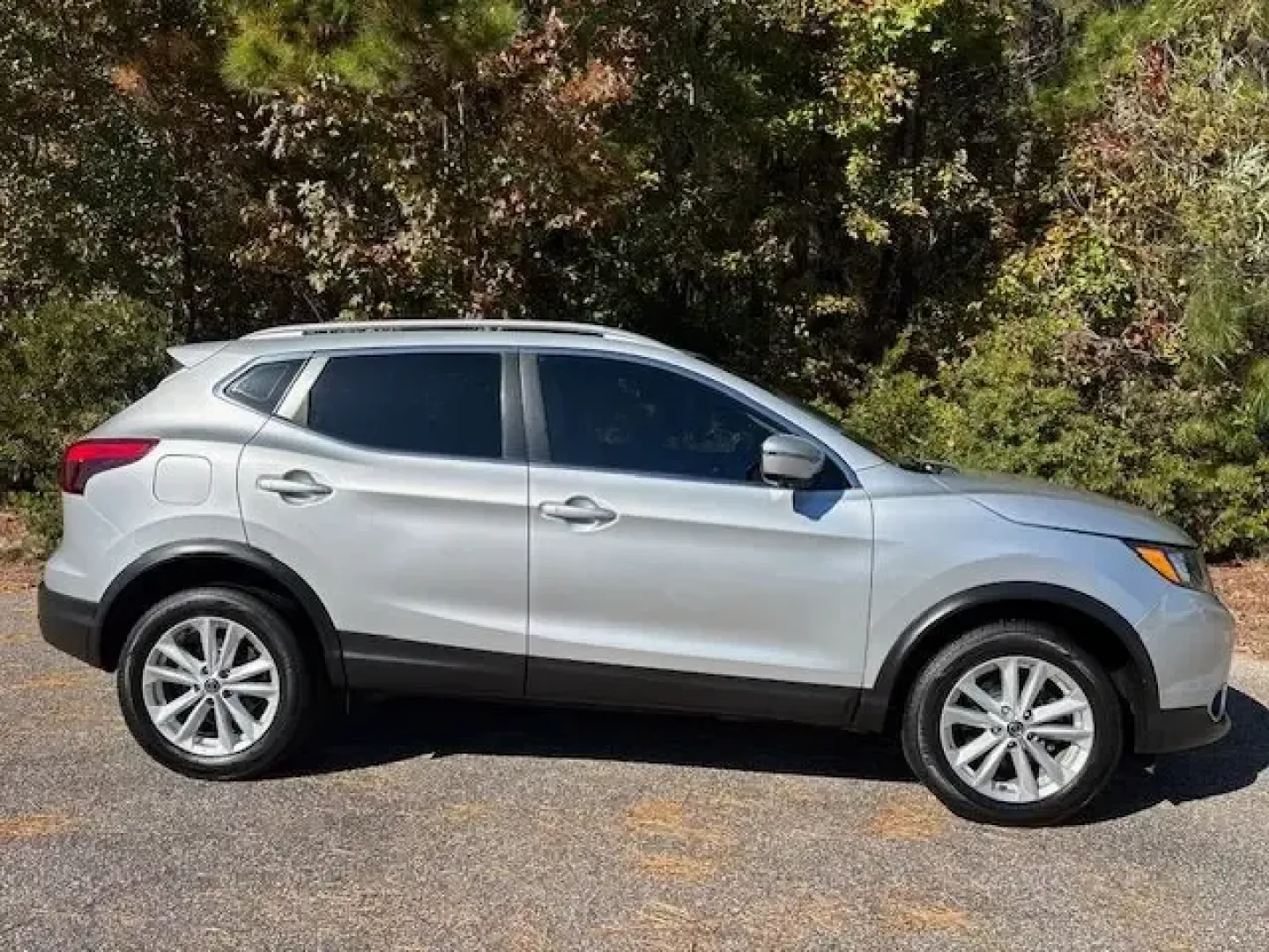 2019 /Light Gray Nissan Rogue SV (JN1BJ1CR4KW) with an 2L I-4 gasoline direct injection engine, CVT transmission, located at 9146 Ocean Hwy West, Calabash, NC, 28467, (910) 579-1110, 33.928635, -78.576157 - ### Adventure Awaits with the 2019 Nissan Rogue SV - Perfect for Your Next Journey!<br /> <br /> Discover the perfect blend of style, comfort, and versatility with the 2019 Nissan Rogue SV, now available at Car City - Conway. Whether you're planning a weekend getaway with family, tackling daily comm - Photo#3