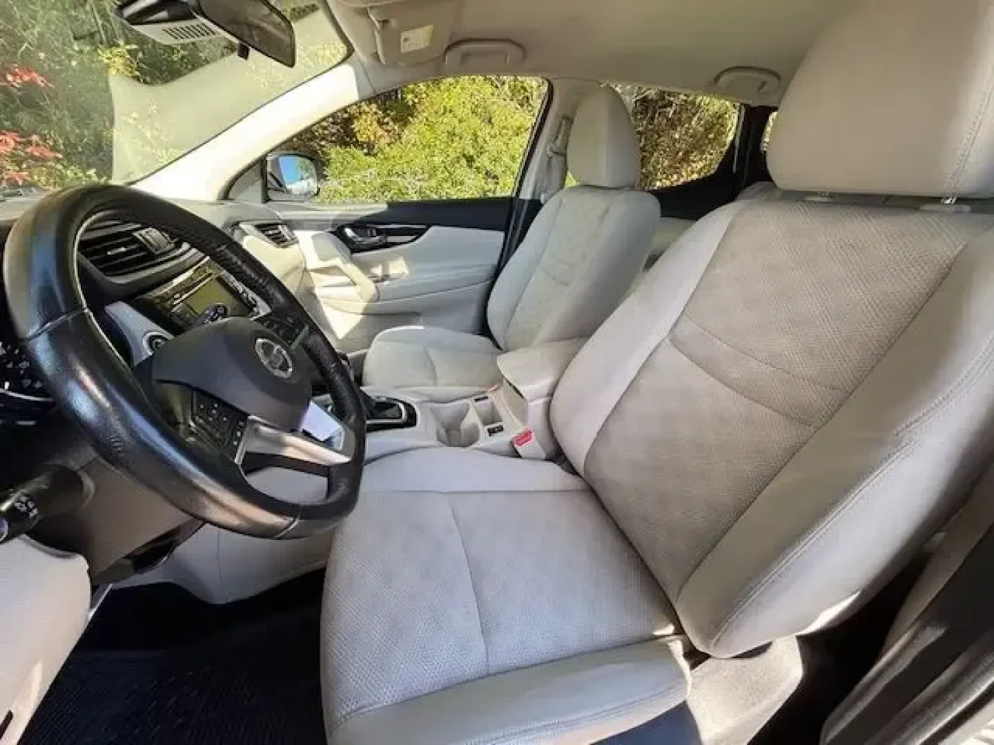 2019 /Light Gray Nissan Rogue SV (JN1BJ1CR4KW) with an 2L I-4 gasoline direct injection engine, CVT transmission, located at 9146 Ocean Hwy West, Calabash, NC, 28467, (910) 579-1110, 33.928635, -78.576157 - ### Adventure Awaits with the 2019 Nissan Rogue SV - Perfect for Your Next Journey!<br /> <br /> Discover the perfect blend of style, comfort, and versatility with the 2019 Nissan Rogue SV, now available at Car City - Conway. Whether you're planning a weekend getaway with family, tackling daily comm - Photo#10