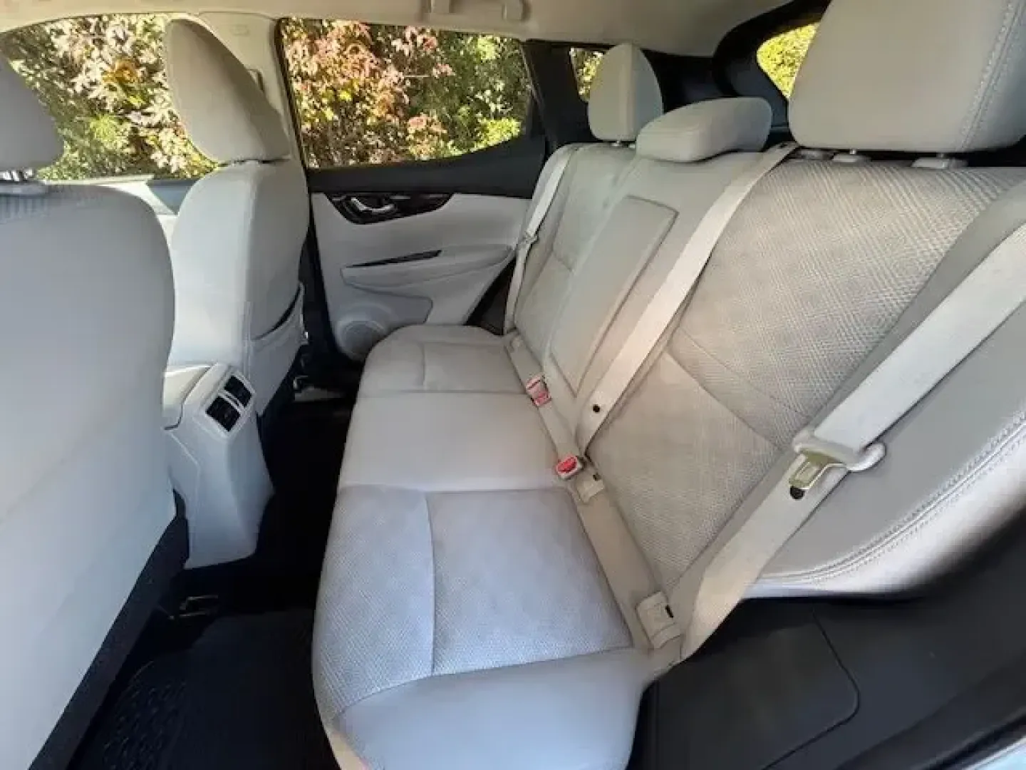 2019 /Light Gray Nissan Rogue SV (JN1BJ1CR4KW) with an 2L I-4 gasoline direct injection engine, CVT transmission, located at 9146 Ocean Hwy West, Calabash, NC, 28467, (910) 579-1110, 33.928635, -78.576157 - ### Adventure Awaits with the 2019 Nissan Rogue SV - Perfect for Your Next Journey!<br /> <br /> Discover the perfect blend of style, comfort, and versatility with the 2019 Nissan Rogue SV, now available at Car City - Conway. Whether you're planning a weekend getaway with family, tackling daily comm - Photo#11