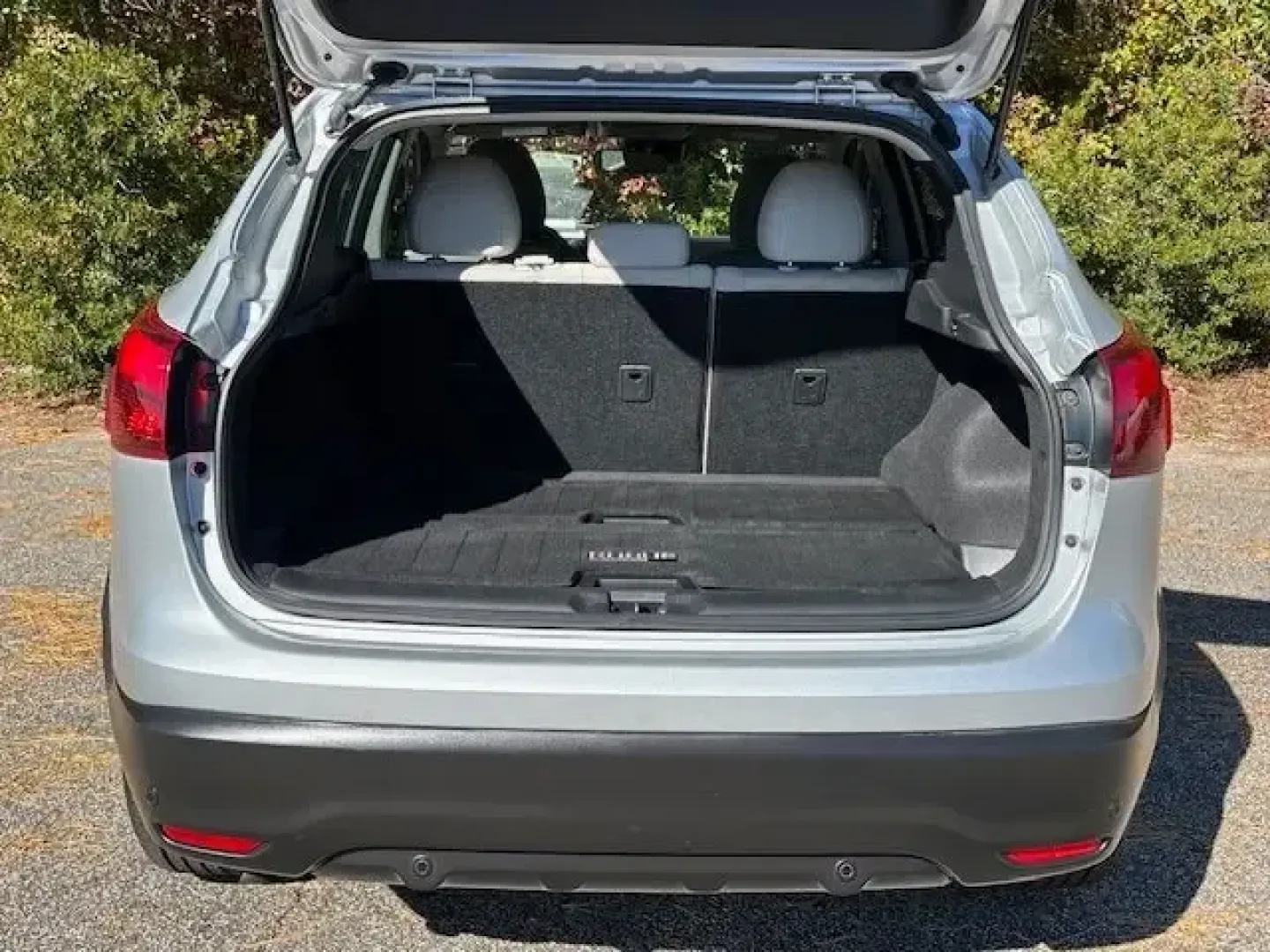 2019 /Light Gray Nissan Rogue SV (JN1BJ1CR4KW) with an 2L I-4 gasoline direct injection engine, CVT transmission, located at 9146 Ocean Hwy West, Calabash, NC, 28467, (910) 579-1110, 33.928635, -78.576157 - ### Adventure Awaits with the 2019 Nissan Rogue SV - Perfect for Your Next Journey!<br /> <br /> Discover the perfect blend of style, comfort, and versatility with the 2019 Nissan Rogue SV, now available at Car City - Conway. Whether you're planning a weekend getaway with family, tackling daily comm - Photo#13