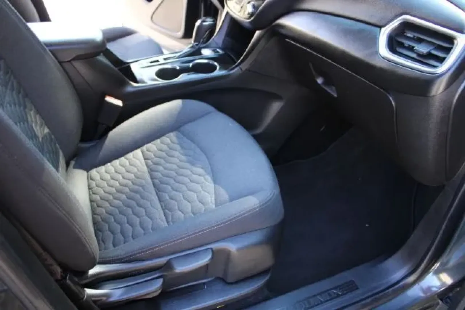 2020 /CHARCOAL CLOTH Chevrolet Equinox LT AWD (2GNAXUEV7L6) with an 1.5L L4 DOHC 16V TURBO engine, 6-Speed Automatic transmission, located at 9146 Ocean Hwy West, Calabash, NC, 28467, (910) 579-1110, 33.928635, -78.576157 - **Experience the Perfect Blend of Comfort and Capability with the 2020 Chevrolet Equinox LT AWD at Car City - Whitesville!**<br /> <br /> Are you searching for a versatile vehicle that seamlessly fits into your lifestyle? Whether you're a family on the go, a daily commuter navigating the hustle and - Photo#9