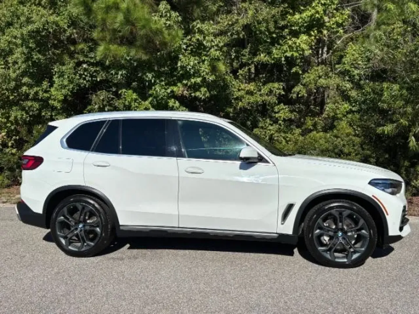 2019 /Black BMW X5 xDrive40i (5UXCR6C55KL) with an 3L I-6 gasoline direct injection engine, located at 2761 East Hwy 501, Conway, SC, 29526, (843) 331-1151, 33.781528, -78.989883 - **Experience Adventure and Luxury with the 2019 BMW X5 at Car City - Conway**<br /> <br /> If you're searching for a vehicle that seamlessly blends adventure with everyday luxury, the 2019 BMW X5 is the perfect choice. Ideal for growing families or those who love weekend road trips, this SUV offers - Photo#3