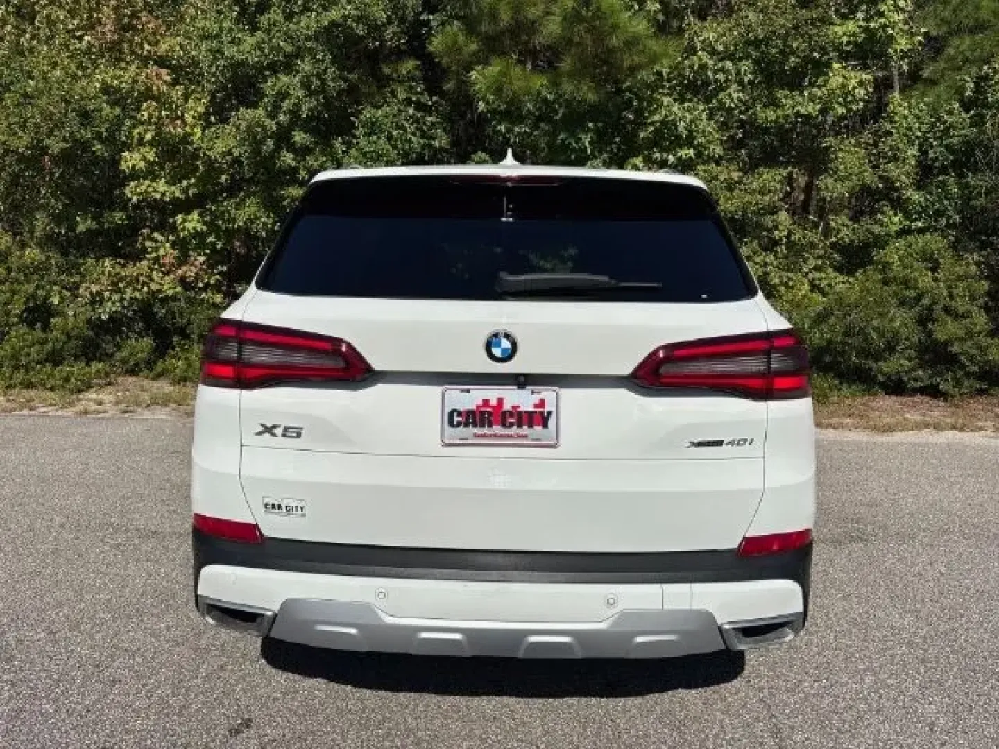 2019 /Black BMW X5 xDrive40i (5UXCR6C55KL) with an 3L I-6 gasoline direct injection engine, located at 2761 East Hwy 501, Conway, SC, 29526, (843) 331-1151, 33.781528, -78.989883 - **Experience Adventure and Luxury with the 2019 BMW X5 at Car City - Conway**<br /> <br /> If you're searching for a vehicle that seamlessly blends adventure with everyday luxury, the 2019 BMW X5 is the perfect choice. Ideal for growing families or those who love weekend road trips, this SUV offers - Photo#5
