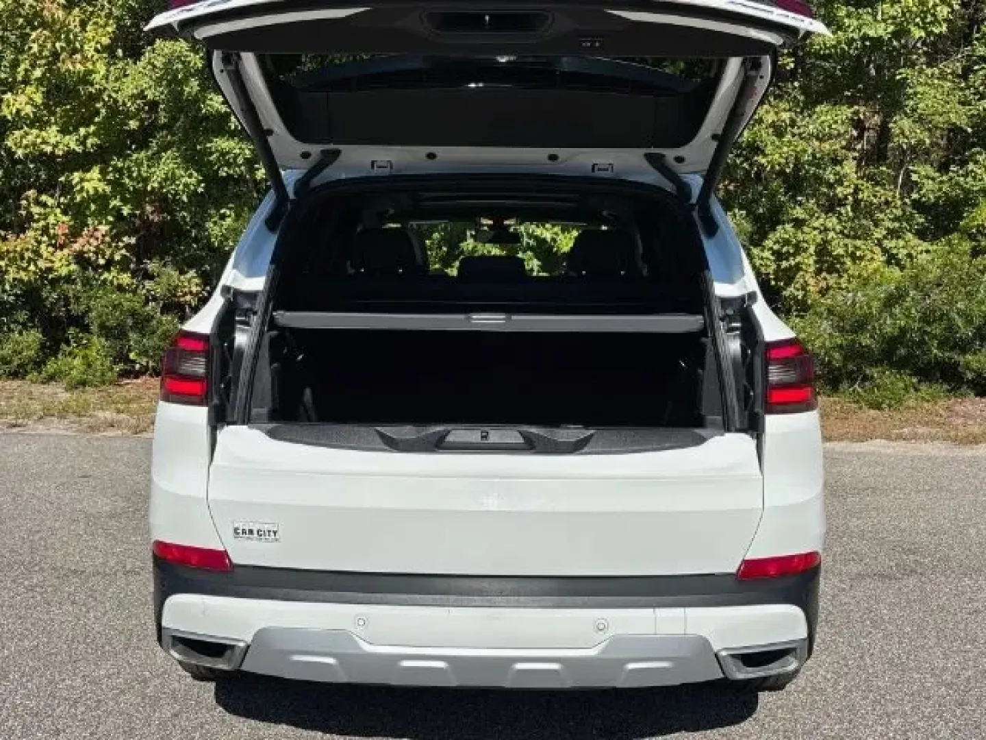 2019 /Black BMW X5 xDrive40i (5UXCR6C55KL) with an 3L I-6 gasoline direct injection engine, located at 2761 East Hwy 501, Conway, SC, 29526, (843) 331-1151, 33.781528, -78.989883 - **Experience Adventure and Luxury with the 2019 BMW X5 at Car City - Conway**<br /> <br /> If you're searching for a vehicle that seamlessly blends adventure with everyday luxury, the 2019 BMW X5 is the perfect choice. Ideal for growing families or those who love weekend road trips, this SUV offers - Photo#15