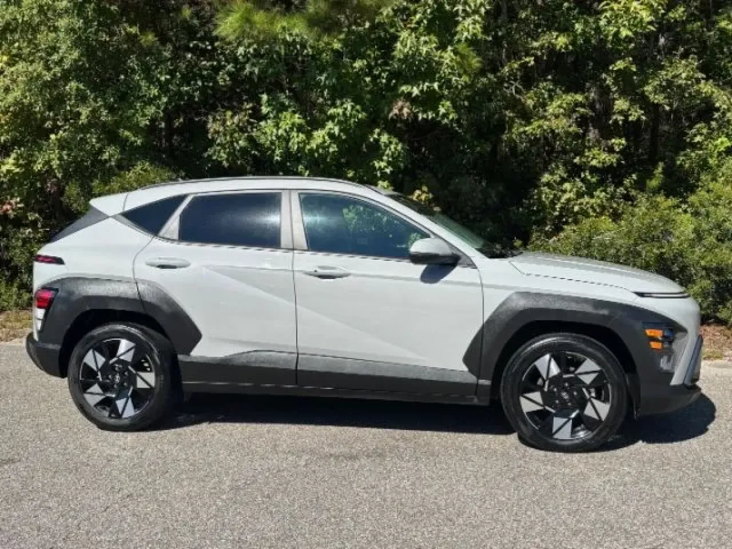 2024 /Black Hyundai Kona SEL (KM8HB3AB4RU) with an Nu PE 2L I-4 DOHC engine, located at 2761 East Hwy 501, Conway, SC, 29526, (843) 331-1151, 33.781528, -78.989883 - Experience the thrill of adventure with the 2024 Hyundai Kona SEL, now available at Car City - Conway, your trusted pre-owned dealership located at 2761 East Hwy 501, Conway, SC 29526. Whether you're navigating through busy city streets or embarking on weekend getaways, this stylish and versatile ut - Photo#3