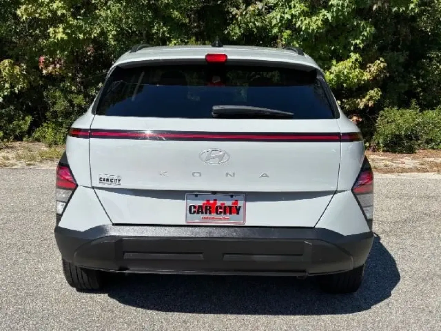 2024 /Black Hyundai Kona SEL (KM8HB3AB4RU) with an Nu PE 2L I-4 DOHC engine, located at 2761 East Hwy 501, Conway, SC, 29526, (843) 331-1151, 33.781528, -78.989883 - Experience the thrill of adventure with the 2024 Hyundai Kona SEL, now available at Car City - Conway, your trusted pre-owned dealership located at 2761 East Hwy 501, Conway, SC 29526. Whether you're navigating through busy city streets or embarking on weekend getaways, this stylish and versatile ut - Photo#5