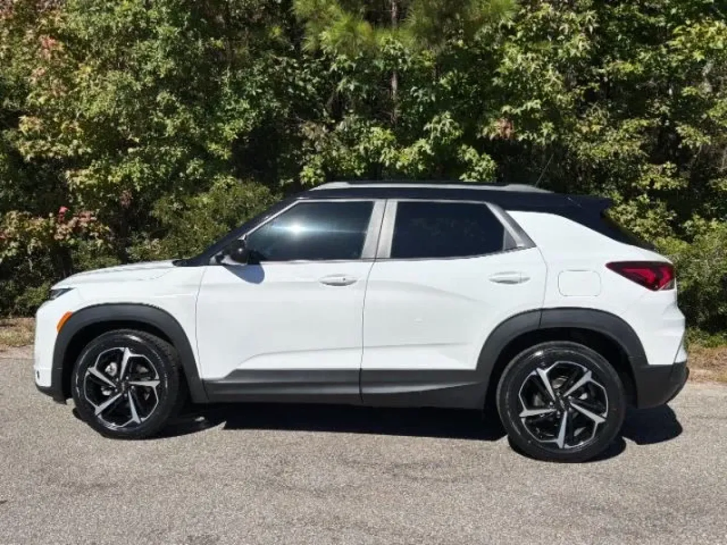 2021 /Jet Black w/Red Accents Chevrolet Trailblazer FWD RS (KL79MTSL0MB) with an ECOTEC 1.3L I-3 gasoline direct injection engine, located at 2761 East Hwy 501, Conway, SC, 29526, (843) 331-1151, 33.781528, -78.989883 - Explore the open road with confidence in this stunning 2021 Chevrolet Trailblazer, now available at Car City - Conway, your trusted pre-owned dealership in Conway, SC. Conveniently located at 2761 East Hwy 501, we specialize in quality used vehicles that meet a wide range of lifestyle needs-from the - Photo#2