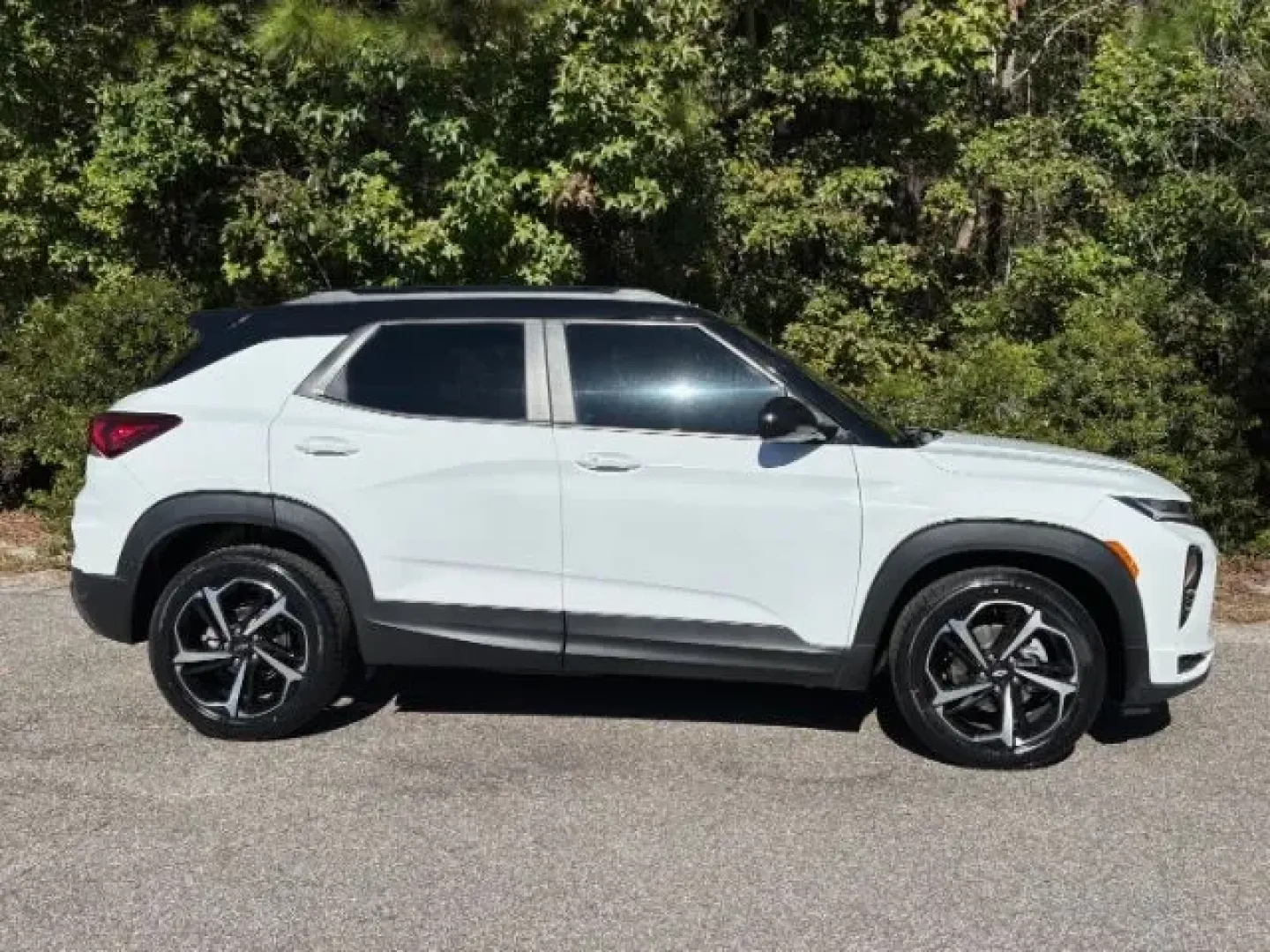 2021 /Jet Black w/Red Accents Chevrolet Trailblazer FWD RS (KL79MTSL0MB) with an ECOTEC 1.3L I-3 gasoline direct injection engine, located at 2761 East Hwy 501, Conway, SC, 29526, (843) 331-1151, 33.781528, -78.989883 - Explore the open road with confidence in this stunning 2021 Chevrolet Trailblazer, now available at Car City - Conway, your trusted pre-owned dealership in Conway, SC. Conveniently located at 2761 East Hwy 501, we specialize in quality used vehicles that meet a wide range of lifestyle needs-from the - Photo#3