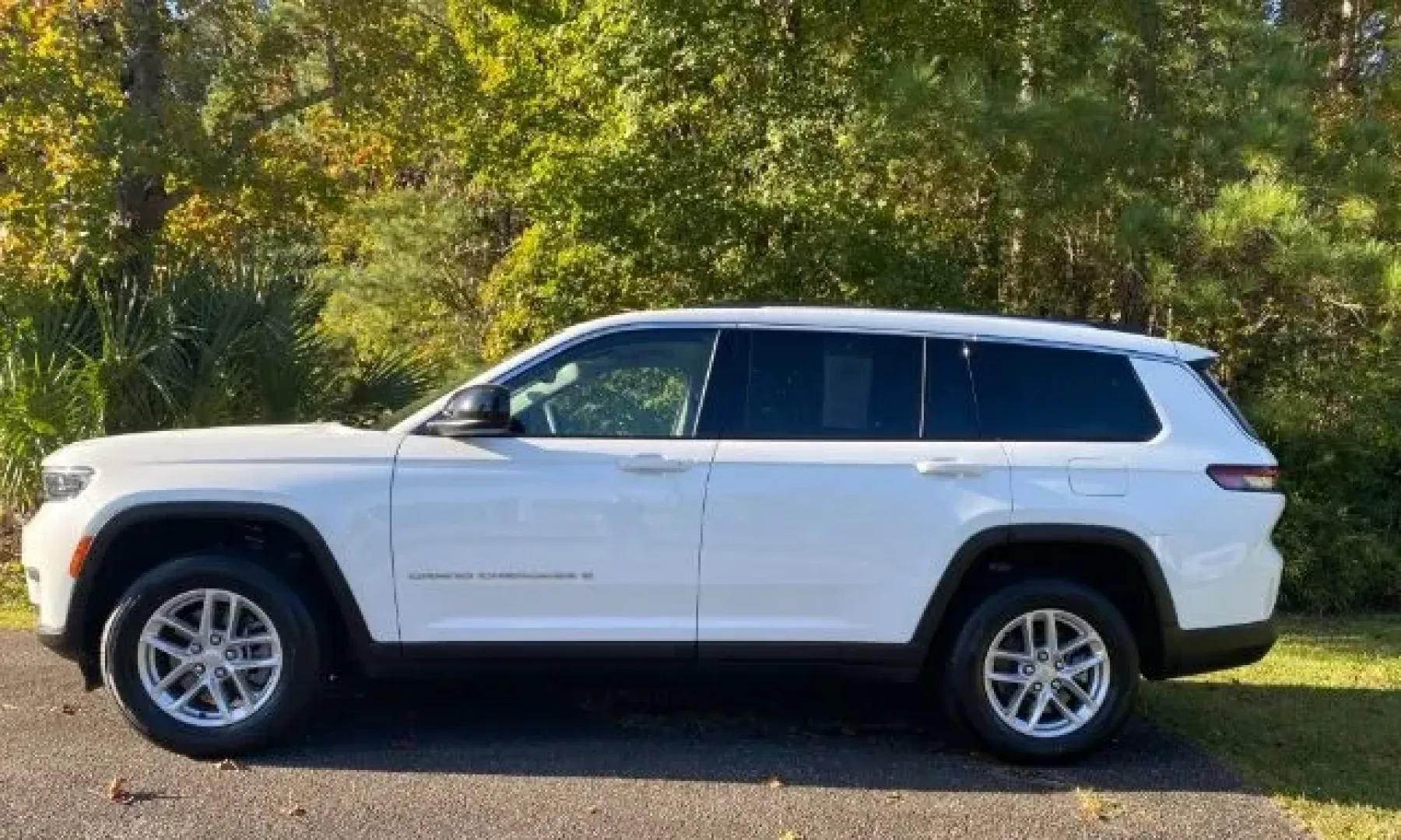 2023 /Global Black Jeep Grand Cherokee Laredo 4x2 (1C4RJJAG5P8) with an Pentastar 3.6L V-6 DOHC engine, located at 2761 East Hwy 501, Conway, SC, 29526, (843) 331-1151, 33.781528, -78.989883 - Unlock your adventurous spirit with the 2023 Jeep Grand Cherokee Laredo, available now at Car City - Calabash! This exceptional SUV is perfect for families, outdoor enthusiasts, and anyone looking to elevate their driving experience in Calabash, NC. Whether you're navigating the bustling streets of - Photo#1