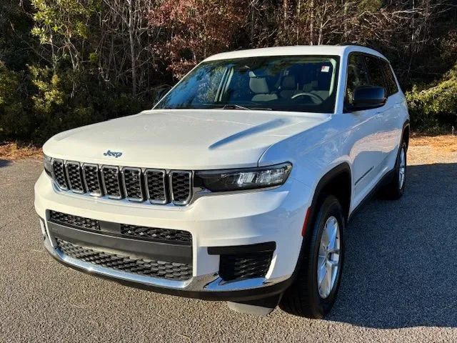photo of 2023 Jeep Grand Cherokee Laredo 4x2