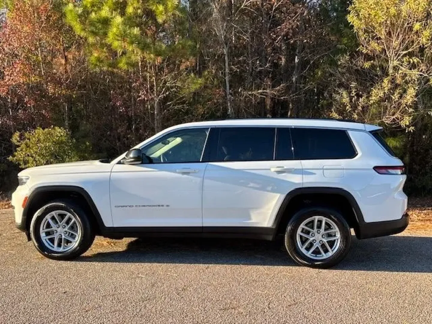 2023 /Global Black Jeep Grand Cherokee Laredo 4x2 (1C4RJJAG5P8) with an Pentastar 3.6L V-6 DOHC engine, located at 2761 East Hwy 501, Conway, SC, 29526, (843) 331-1151, 33.781528, -78.989883 - Unlock your adventurous spirit with the 2023 Jeep Grand Cherokee Laredo, available now at Car City - Calabash! This exceptional SUV is perfect for families, outdoor enthusiasts, and anyone looking to elevate their driving experience in Calabash, NC. Whether you're navigating the bustling streets of - Photo#2