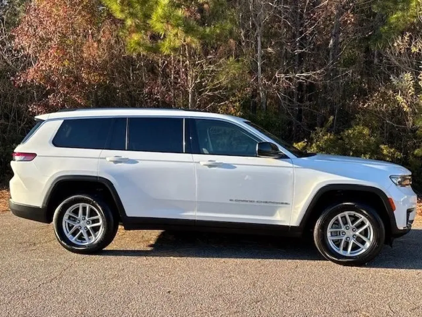 2023 /Global Black Jeep Grand Cherokee Laredo 4x2 (1C4RJJAG5P8) with an Pentastar 3.6L V-6 DOHC engine, located at 2761 East Hwy 501, Conway, SC, 29526, (843) 331-1151, 33.781528, -78.989883 - Unlock your adventurous spirit with the 2023 Jeep Grand Cherokee Laredo, available now at Car City - Calabash! This exceptional SUV is perfect for families, outdoor enthusiasts, and anyone looking to elevate their driving experience in Calabash, NC. Whether you're navigating the bustling streets of - Photo#3