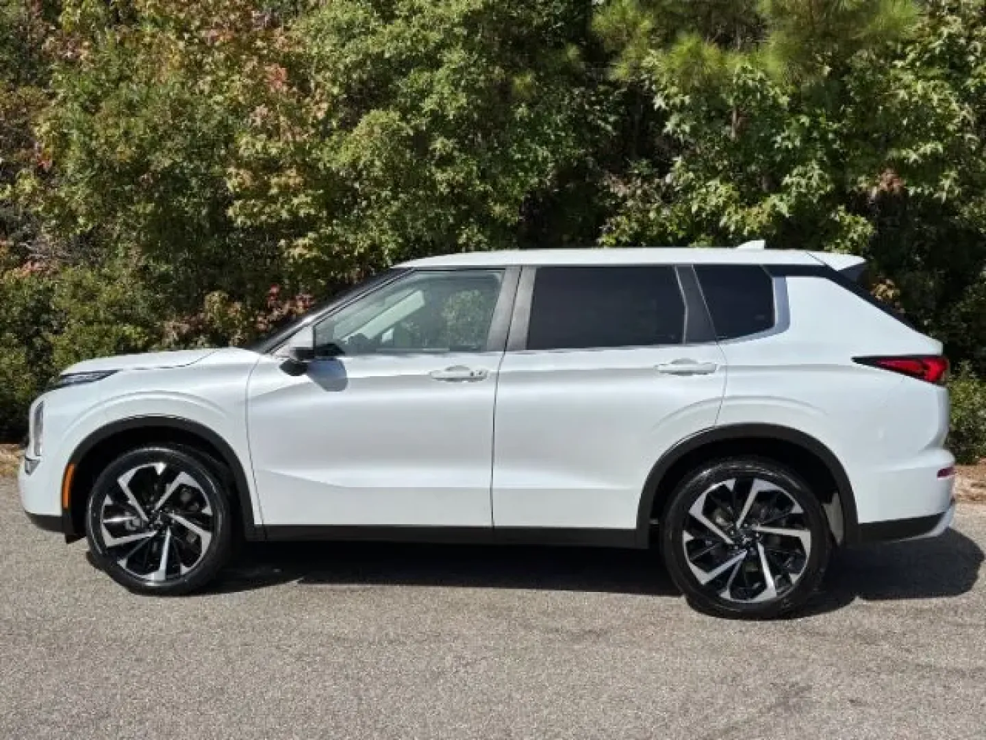 2024 /Black Mitsubishi Outlander SE 2.5 2WD | SE Black Edition S-AWC | SE Black Edition w/Pano Roof S-AWC (JA4J3VA89RZ) with an 2.5L I-4 gasoline direct injection engine, located at 2761 East Hwy 501, Conway, SC, 29526, (843) 331-1151, 33.781528, -78.989883 - **Explore the Open Road with the 2024 Mitsubishi Outlander: Your Ideal Adventure Companion!**<br /> <br /> Are you in search of a dependable vehicle that can keep up with your adventurous lifestyle while accommodating your family's needs? Look no further than this stunning 2024 Mitsubishi Outlander, - Photo#2