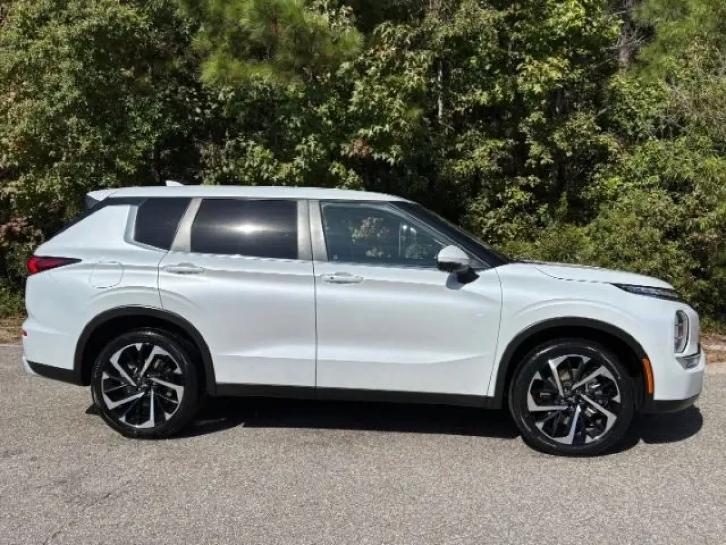 2024 /Black Mitsubishi Outlander SE 2.5 2WD | SE Black Edition S-AWC | SE Black Edition w/Pano Roof S-AWC (JA4J3VA89RZ) with an 2.5L I-4 gasoline direct injection engine, located at 2761 East Hwy 501, Conway, SC, 29526, (843) 331-1151, 33.781528, -78.989883 - **Explore the Open Road with the 2024 Mitsubishi Outlander: Your Ideal Adventure Companion!**<br /> <br /> Are you in search of a dependable vehicle that can keep up with your adventurous lifestyle while accommodating your family's needs? Look no further than this stunning 2024 Mitsubishi Outlander, - Photo#3
