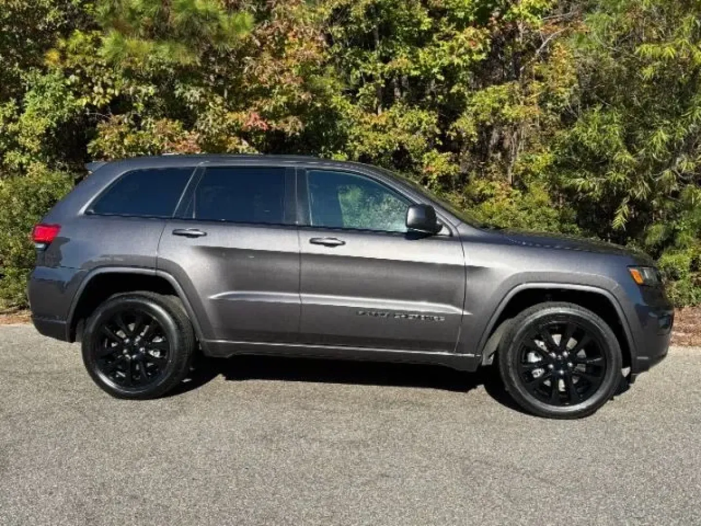 2021 /Black Jeep Grand Cherokee Laredo X 4x4 (1C4RJFAG1MC) with an Pentastar 3.6L V-6 DOHC engine, located at 2761 East Hwy 501, Conway, SC, 29526, (843) 331-1151, 33.781528, -78.989883 - **Discover the Perfect Blend of Adventure and Comfort with This 2021 Jeep Grand Cherokee!**<br /> <br /> Are you ready to elevate your driving experience? Whether you're navigating daily commutes, shuttling the kids to school, or embarking on weekend adventures, the 2021 Jeep Grand Cherokee Laredo X - Photo#3