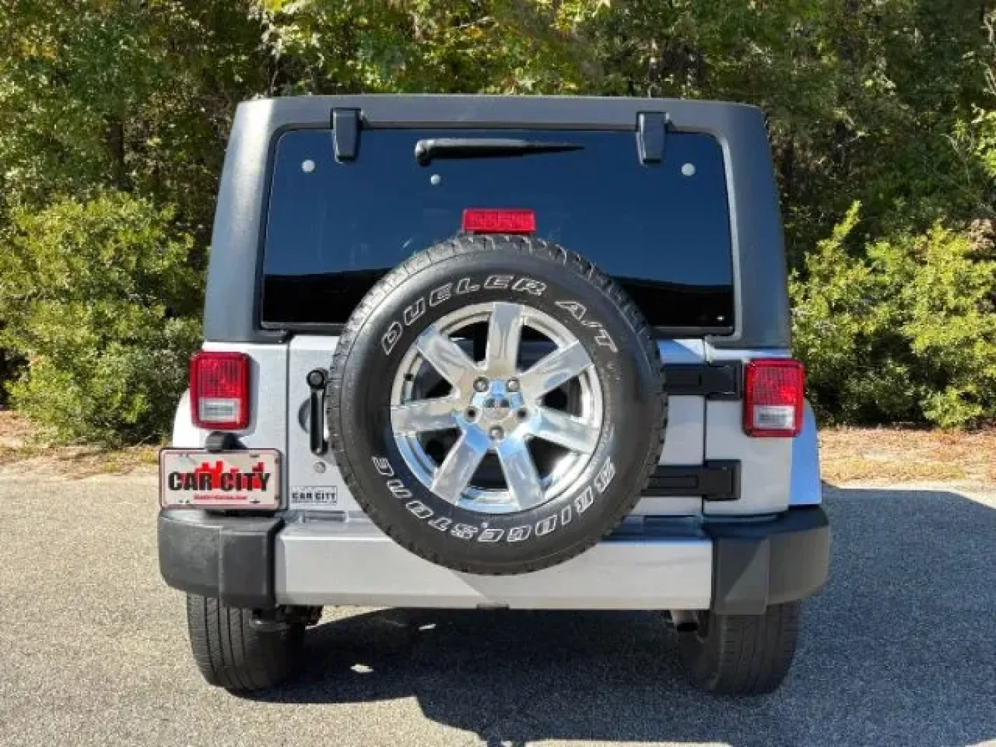 2016 /Black Jeep Wrangler Sahara (1C4BJWEG0GL) with an Pentastar 3.6L V-6 DOHC engine, located at 2761 East Hwy 501, Conway, SC, 29526, (843) 331-1151, 33.781528, -78.989883 - **Adventure Awaits: Explore the Open Road in a 2016 Jeep Wrangler Sahara!**<br /> <br /> Are you ready to elevate your weekend getaways or daily commutes in a rugged yet comfortable SUV? Look no further than this stunning 2016 Jeep Wrangler Sahara, available now at Car City - Conway in Conway, SC. W - Photo#5