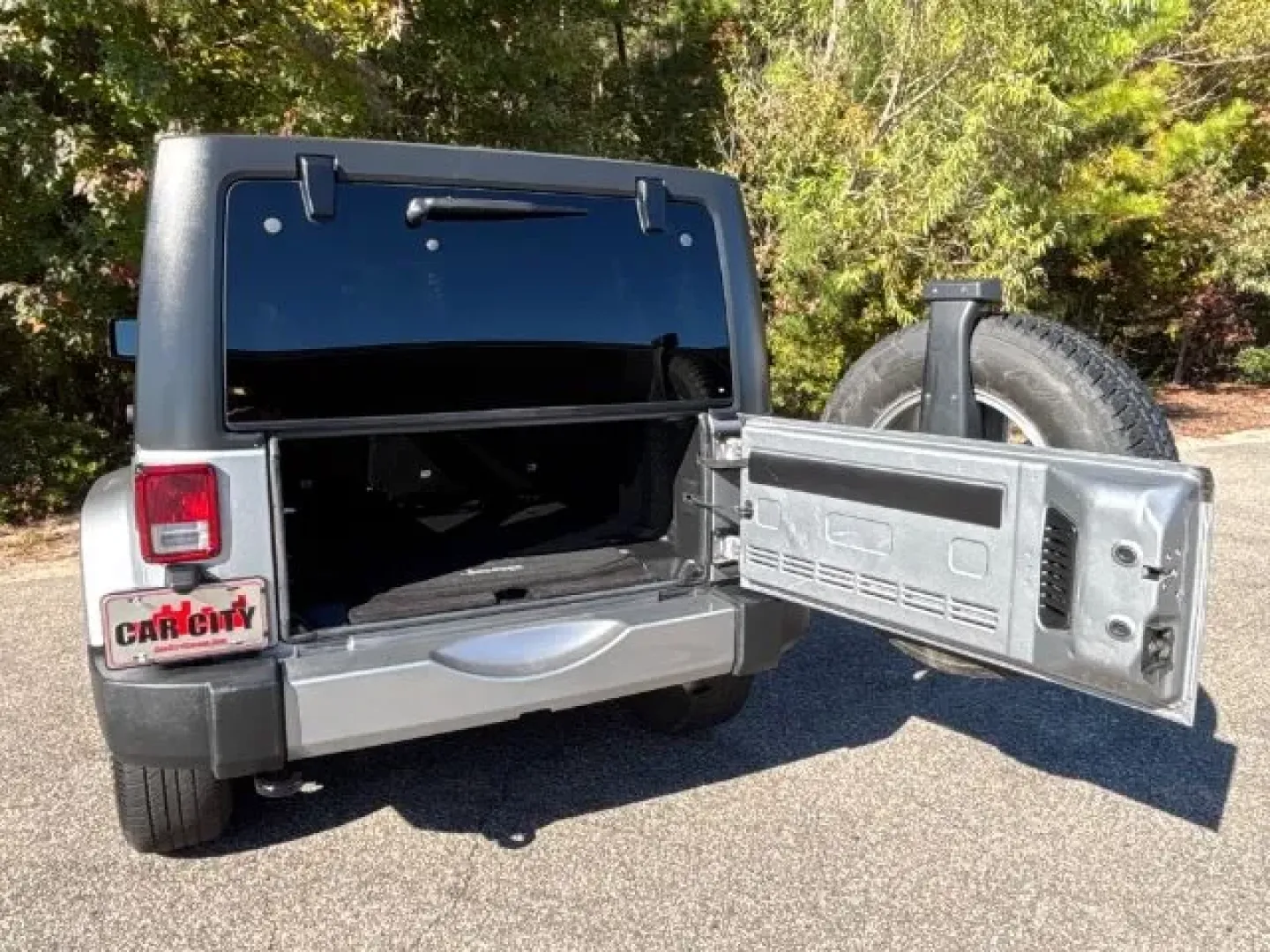 2016 /Black Jeep Wrangler Sahara (1C4BJWEG0GL) with an Pentastar 3.6L V-6 DOHC engine, located at 2761 East Hwy 501, Conway, SC, 29526, (843) 331-1151, 33.781528, -78.989883 - **Adventure Awaits: Explore the Open Road in a 2016 Jeep Wrangler Sahara!**<br /> <br /> Are you ready to elevate your weekend getaways or daily commutes in a rugged yet comfortable SUV? Look no further than this stunning 2016 Jeep Wrangler Sahara, available now at Car City - Conway in Conway, SC. W - Photo#13