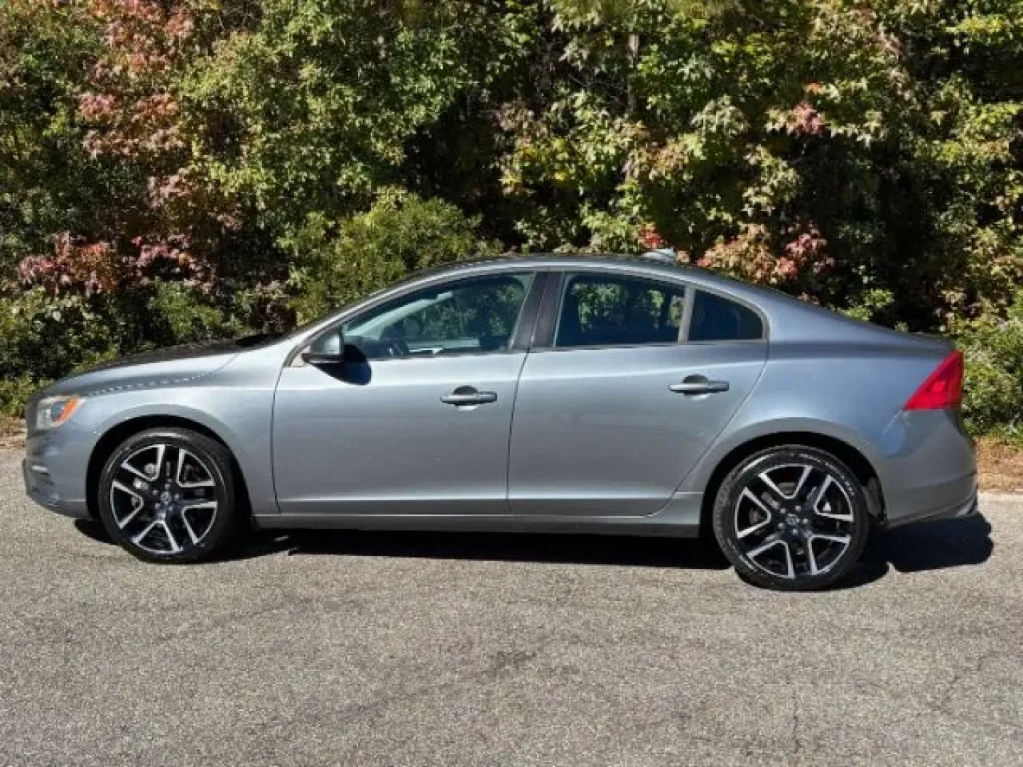 2018 /BLACK LEATHER Volvo S60 T5 Dynamic (YV140MTL0J2) with an Drive-E 2L I-4 gasoline direct injection engine, located at 2761 East Hwy 501, Conway, SC, 29526, (843) 331-1151, 33.781528, -78.989883 - **Discover the Perfect Blend of Luxury and Affordability with This 2018 Volvo S60 at Car City - Conway!**<br /> <br /> Are you on the lookout for a sophisticated sedan that effortlessly combines stylish design, cutting-edge technology, and exceptional performance? Look no further! This 2018 Volvo S6 - Photo#2