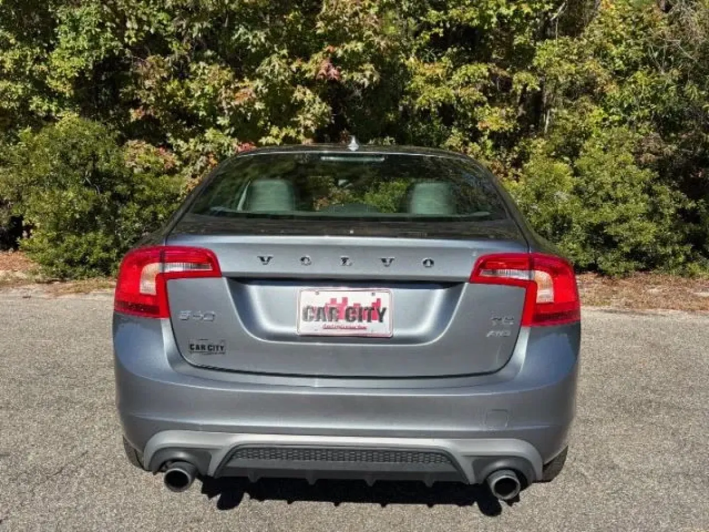 2018 /BLACK LEATHER Volvo S60 T5 Dynamic (YV140MTL0J2) with an Drive-E 2L I-4 gasoline direct injection engine, located at 2761 East Hwy 501, Conway, SC, 29526, (843) 331-1151, 33.781528, -78.989883 - **Discover the Perfect Blend of Luxury and Affordability with This 2018 Volvo S60 at Car City - Conway!**<br /> <br /> Are you on the lookout for a sophisticated sedan that effortlessly combines stylish design, cutting-edge technology, and exceptional performance? Look no further! This 2018 Volvo S6 - Photo#5