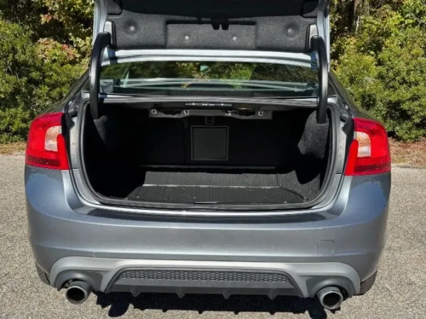 2018 /BLACK LEATHER Volvo S60 T5 Dynamic (YV140MTL0J2) with an Drive-E 2L I-4 gasoline direct injection engine, located at 2761 East Hwy 501, Conway, SC, 29526, (843) 331-1151, 33.781528, -78.989883 - **Discover the Perfect Blend of Luxury and Affordability with This 2018 Volvo S60 at Car City - Conway!**<br /> <br /> Are you on the lookout for a sophisticated sedan that effortlessly combines stylish design, cutting-edge technology, and exceptional performance? Look no further! This 2018 Volvo S6 - Photo#14