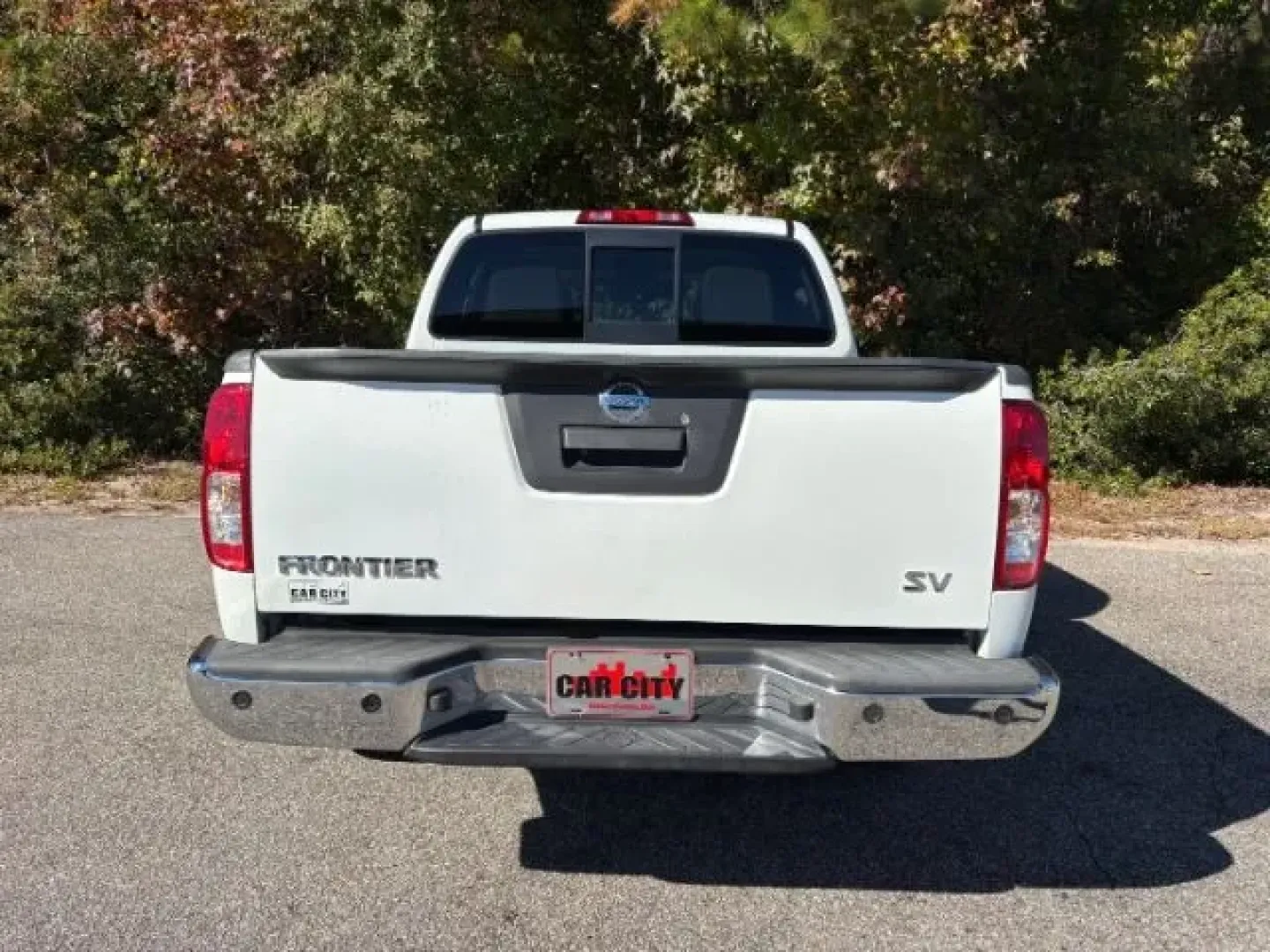 2016 /Beige Nissan Frontier SV (1N6AD0ER5GN) with an VQ 4L V-6 DOHC engine, located at 2761 East Hwy 501, Conway, SC, 29526, (843) 331-1151, 33.781528, -78.989883 - Are you ready to elevate your adventurous lifestyle? Introducing the 2016 Nissan Frontier SV, a rugged yet refined pickup truck that perfectly balances everyday utility with off-road prowess. Whether you're hauling gear for a weekend camping trip or tackling long commutes through Conway's scenic rou - Photo#5