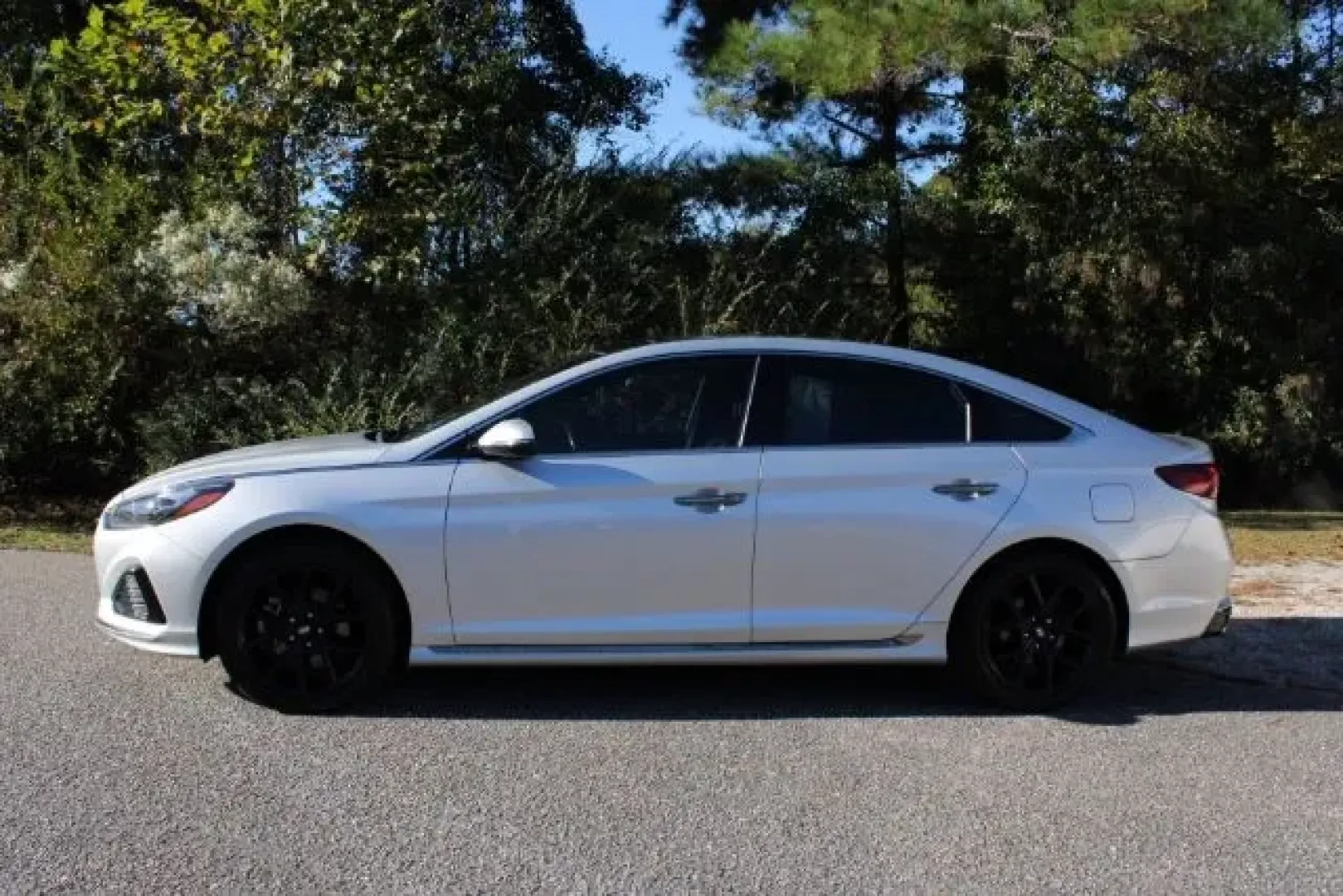 2019 Hyundai Sonata Limited 2.0T (5NPE34AB0KH) with an 2L I-4 gasoline direct injection engine, located at 3598 James B White Hwy South, Whiteville, NC, 28472, (910) 642-3196, 34.294846, -78.732613 - Discover the perfect blend of style, performance, and comfort with the 2019 Hyundai Sonata Limited 2.0T, available now at Car City - Whitesville, located at 3598 James B White Hwy South, Whiteville, NC 28472. This sedan is ideal for both daily commuters and those weekend road warriors seeking advent - Photo#4