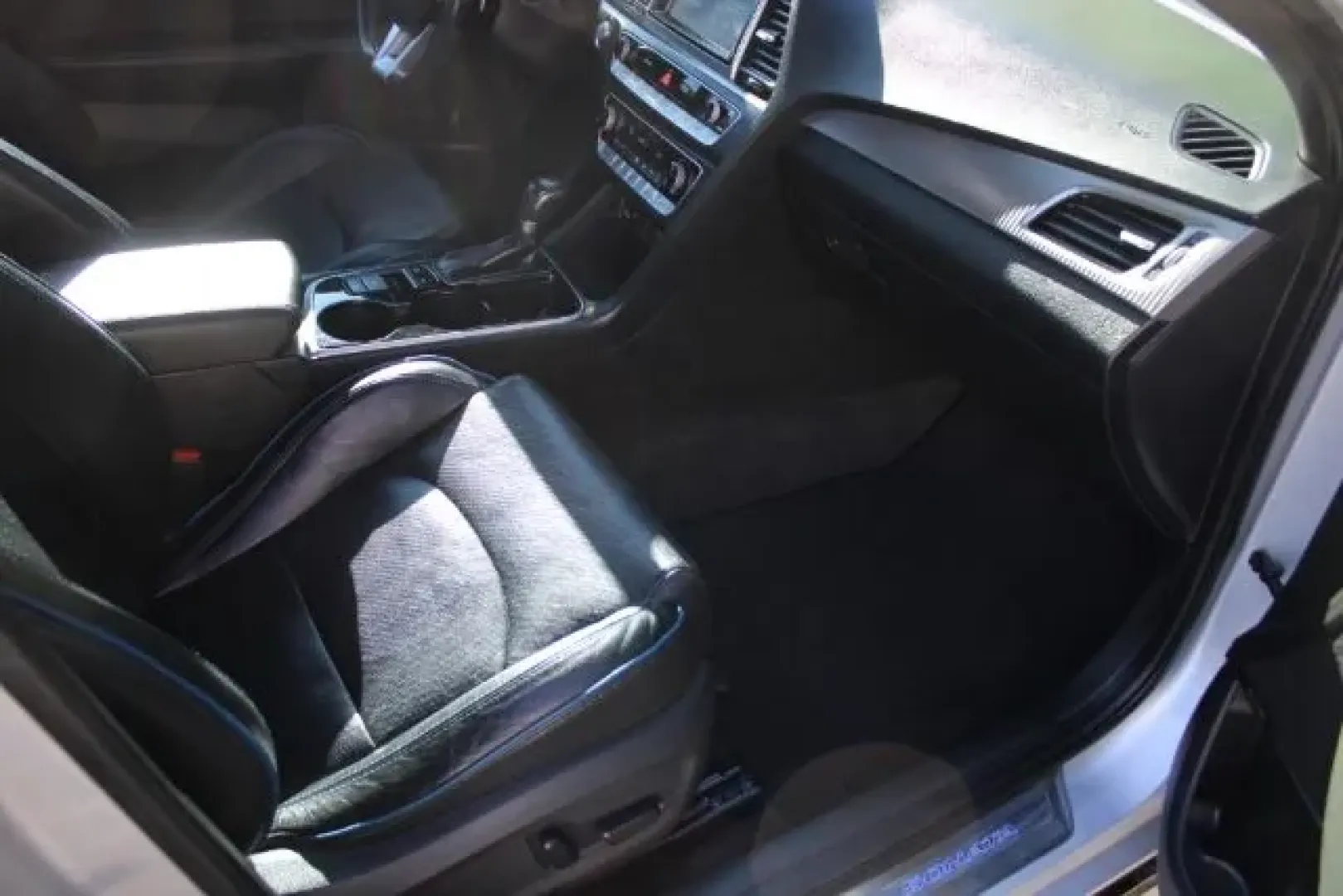 2019 Hyundai Sonata Limited 2.0T (5NPE34AB0KH) with an 2L I-4 gasoline direct injection engine, located at 3598 James B White Hwy South, Whiteville, NC, 28472, (910) 642-3196, 34.294846, -78.732613 - Discover the perfect blend of style, performance, and comfort with the 2019 Hyundai Sonata Limited 2.0T, available now at Car City - Whitesville, located at 3598 James B White Hwy South, Whiteville, NC 28472. This sedan is ideal for both daily commuters and those weekend road warriors seeking advent - Photo#8