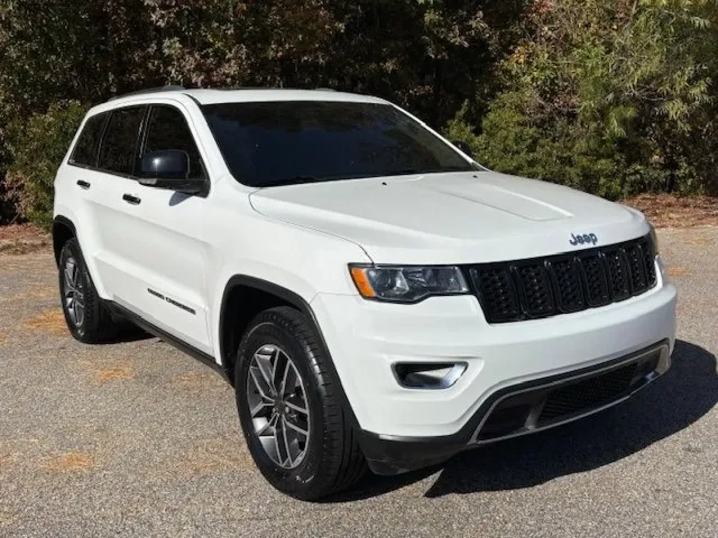 2020 /Black/Light Frost Be Jeep Grand Cherokee Limited 2WD (1C4RJEBG7LC) with an 3.6L V6 DOHC 24V engine, 8-Speed Automatic transmission, located at 2761 East Hwy 501, Conway, SC, 29526, (843) 331-1151, 33.781528, -78.989883 - **Discover Adventure with the 2020 Jeep Grand Cherokee Limited at Car City - Conway!**<br /> <br /> Are you ready to elevate your lifestyle with a vehicle that combines rugged capability with refined comfort? The 2020 Jeep Grand Cherokee Limited is the perfect SUV for weekend adventurers, growing fa - Photo#1