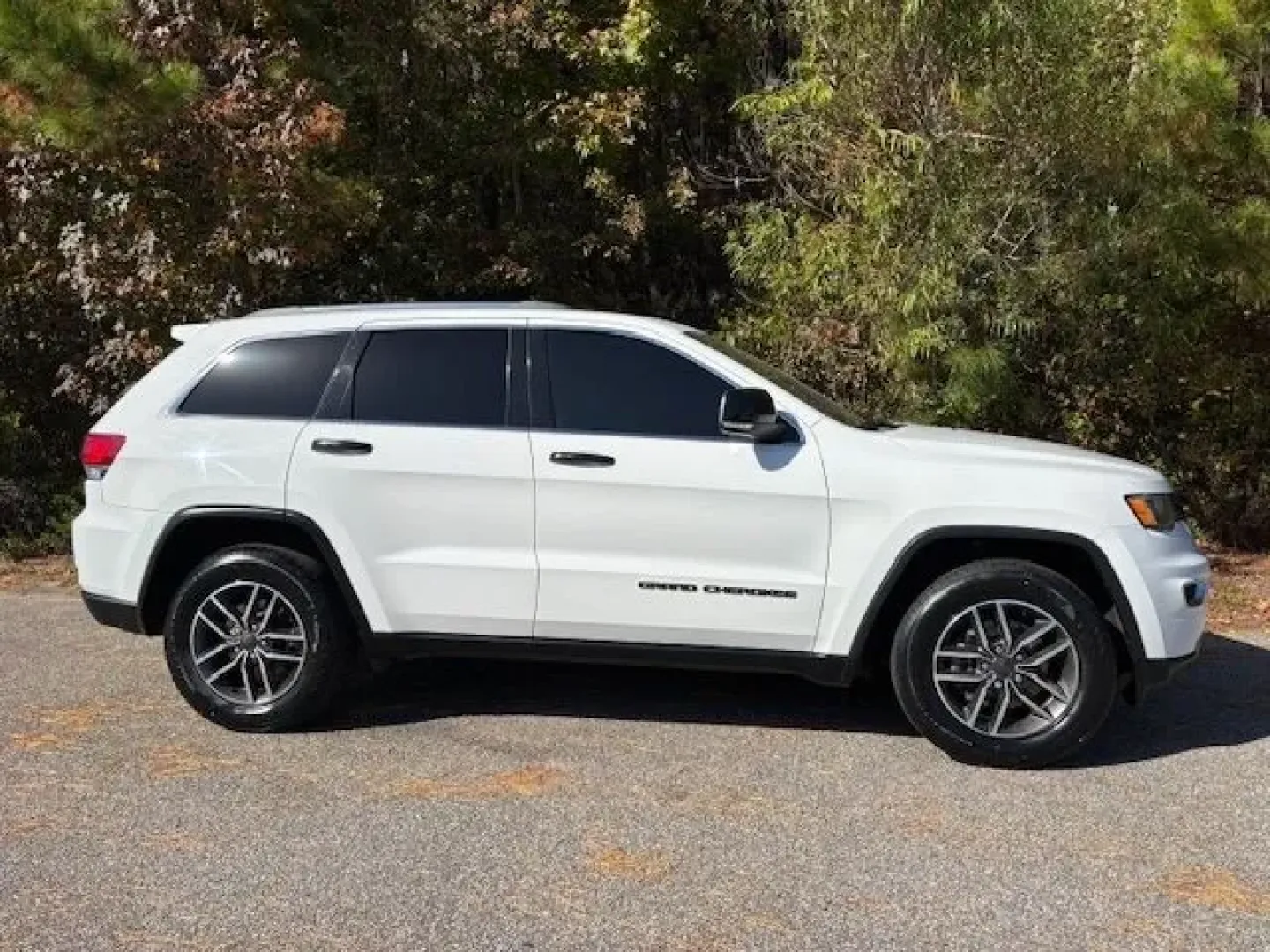 2020 /Black/Light Frost Be Jeep Grand Cherokee Limited 2WD (1C4RJEBG7LC) with an 3.6L V6 DOHC 24V engine, 8-Speed Automatic transmission, located at 2761 East Hwy 501, Conway, SC, 29526, (843) 331-1151, 33.781528, -78.989883 - **Discover Adventure with the 2020 Jeep Grand Cherokee Limited at Car City - Conway!**<br /> <br /> Are you ready to elevate your lifestyle with a vehicle that combines rugged capability with refined comfort? The 2020 Jeep Grand Cherokee Limited is the perfect SUV for weekend adventurers, growing fa - Photo#3