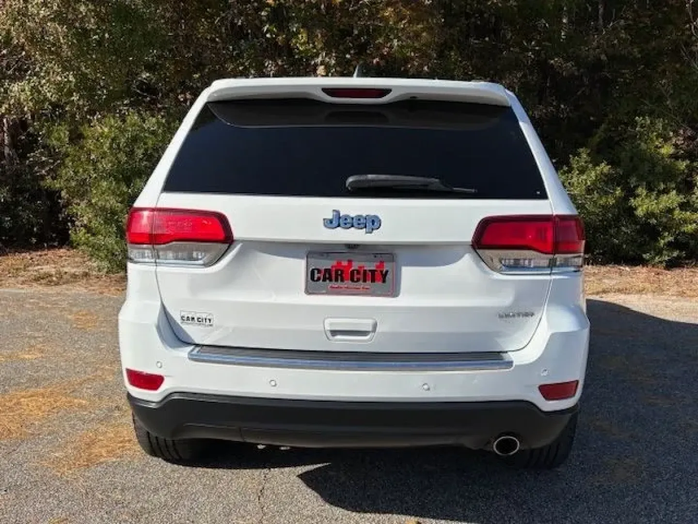 2020 /Black/Light Frost Be Jeep Grand Cherokee Limited 2WD (1C4RJEBG7LC) with an 3.6L V6 DOHC 24V engine, 8-Speed Automatic transmission, located at 2761 East Hwy 501, Conway, SC, 29526, (843) 331-1151, 33.781528, -78.989883 - **Discover Adventure with the 2020 Jeep Grand Cherokee Limited at Car City - Conway!**<br /> <br /> Are you ready to elevate your lifestyle with a vehicle that combines rugged capability with refined comfort? The 2020 Jeep Grand Cherokee Limited is the perfect SUV for weekend adventurers, growing fa - Photo#5
