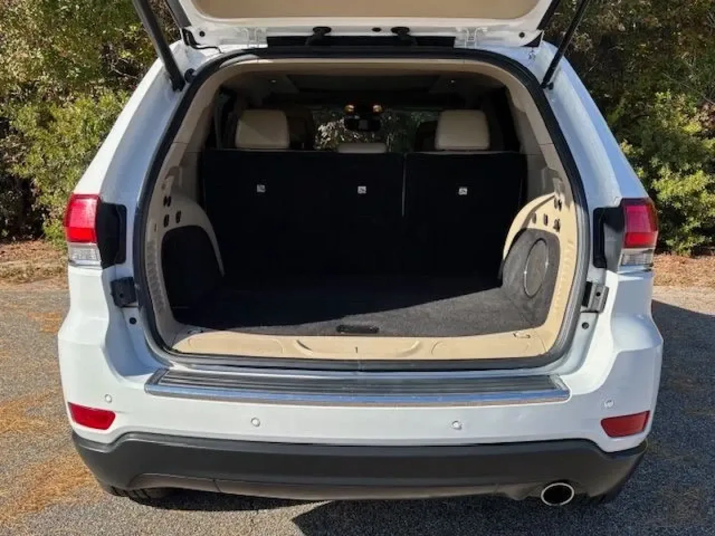 2020 /Black/Light Frost Be Jeep Grand Cherokee Limited 2WD (1C4RJEBG7LC) with an 3.6L V6 DOHC 24V engine, 8-Speed Automatic transmission, located at 2761 East Hwy 501, Conway, SC, 29526, (843) 331-1151, 33.781528, -78.989883 - **Discover Adventure with the 2020 Jeep Grand Cherokee Limited at Car City - Conway!**<br /> <br /> Are you ready to elevate your lifestyle with a vehicle that combines rugged capability with refined comfort? The 2020 Jeep Grand Cherokee Limited is the perfect SUV for weekend adventurers, growing fa - Photo#14