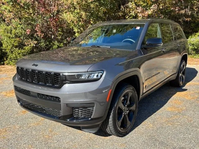 photo of 2023 Jeep Grand Cherokee Altitude 4x4