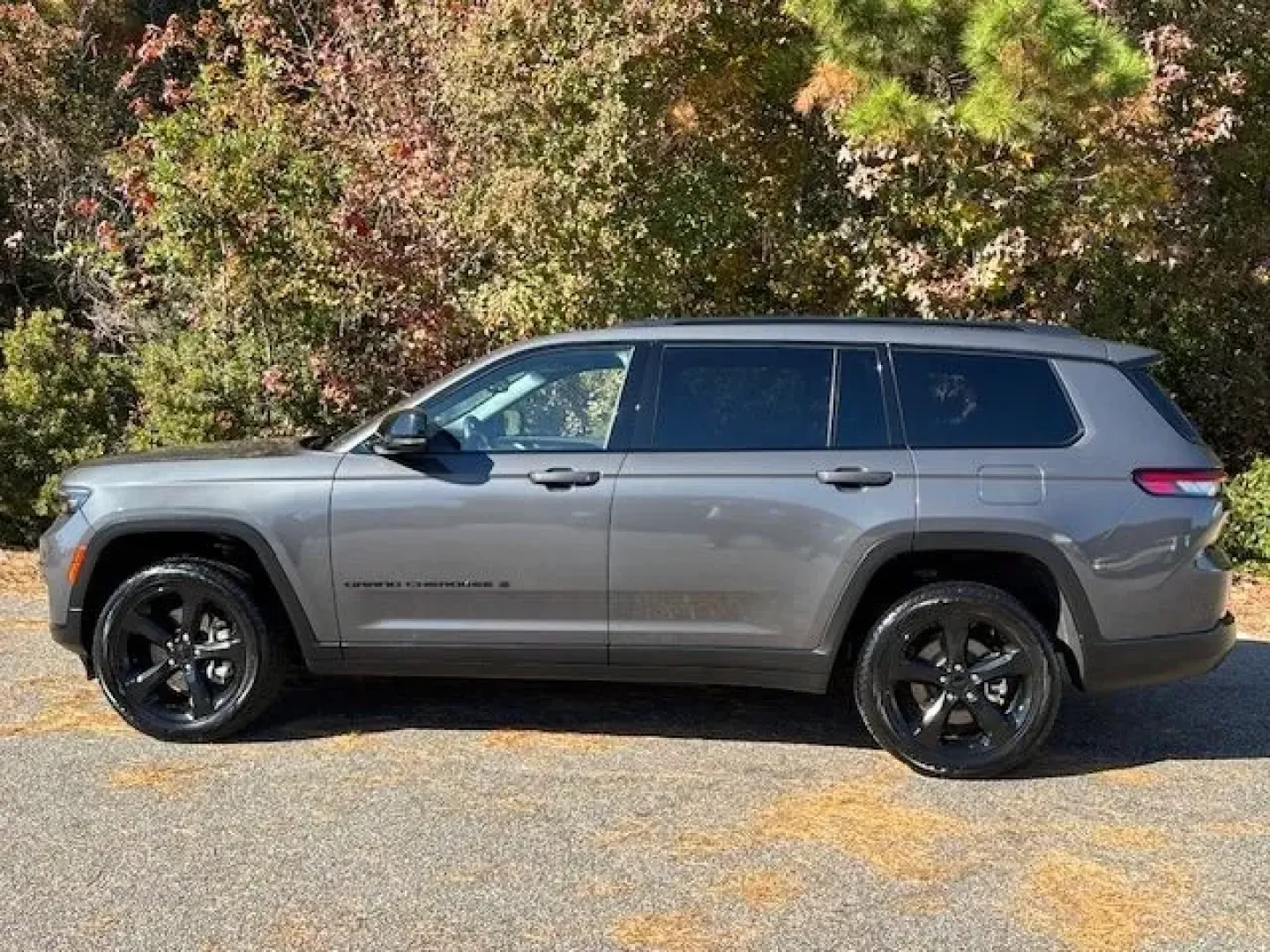 2023 /Global Black Jeep Grand Cherokee Altitude 4x4 (1C4RJKAG7P8) with an Pentastar 3.6L V-6 DOHC engine, located at 2761 East Hwy 501, Conway, SC, 29526, (843) 331-1151, 33.781528, -78.989883 - **Discover Adventure and Comfort with the 2023 Jeep Grand Cherokee Altitude 4x4 Perfect for Your Family's Next Journey!**<br /> <br /> Are you on the hunt for a vehicle that seamlessly blends rugged adventure with family-friendly comfort? Look no further! The 2023 Jeep Grand Cherokee Altitude 4x4 i - Photo#2