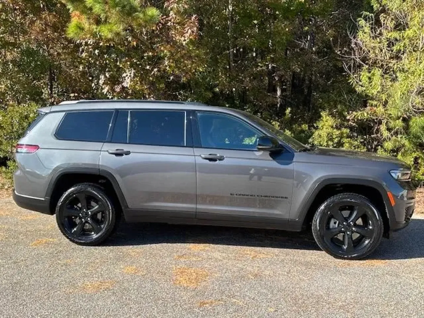 2023 /Global Black Jeep Grand Cherokee Altitude 4x4 (1C4RJKAG7P8) with an Pentastar 3.6L V-6 DOHC engine, located at 2761 East Hwy 501, Conway, SC, 29526, (843) 331-1151, 33.781528, -78.989883 - **Discover Adventure and Comfort with the 2023 Jeep Grand Cherokee Altitude 4x4 Perfect for Your Family's Next Journey!**<br /> <br /> Are you on the hunt for a vehicle that seamlessly blends rugged adventure with family-friendly comfort? Look no further! The 2023 Jeep Grand Cherokee Altitude 4x4 i - Photo#3