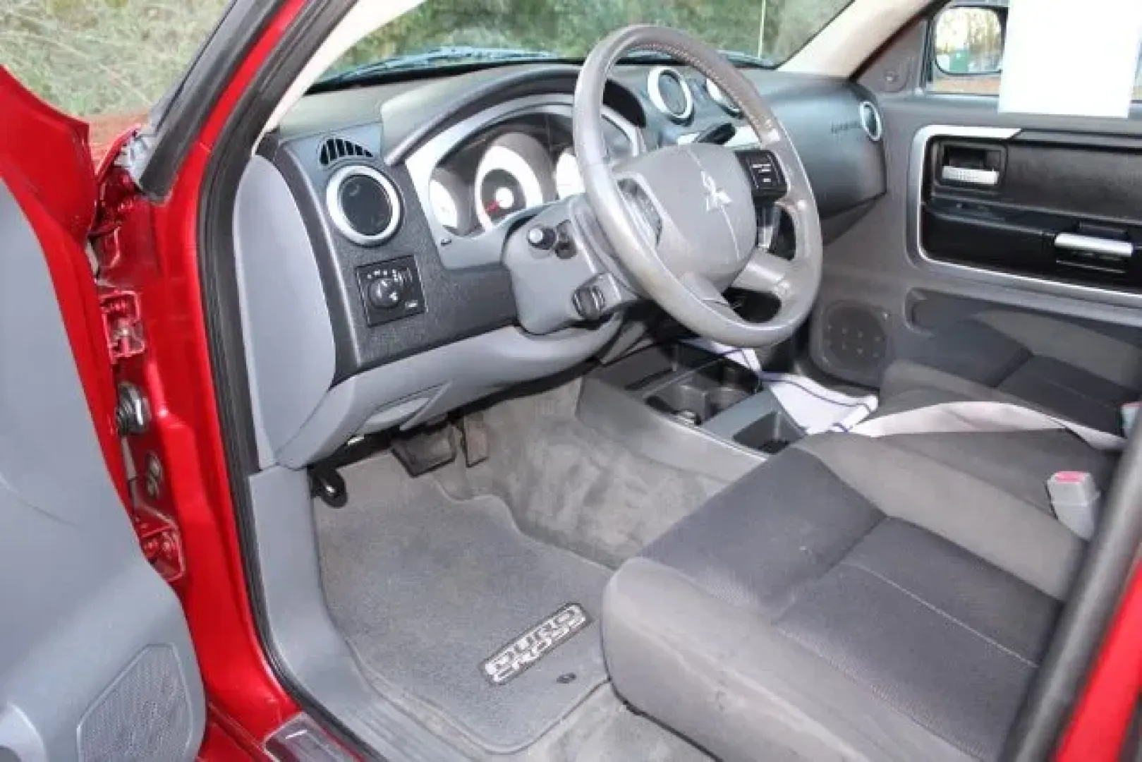 2006 Mitsubishi Raider Duro Cross V8 (1Z7HT32N26S) with an 4.7L V-8 regular unleaded engine, located at 3598 James B White Hwy South, Whiteville, NC, 28472, (910) 642-3196, 34.294846, -78.732613 - 2006 Mitsubishi Raider Duro Cross V8 - Photo#7