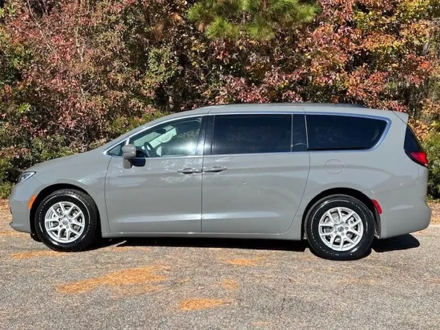 2022 /Black Chrysler Pacifica Touring L (2C4RC1BG7NR) with an 3.6L V-6 DOHC engine, located at 2761 East Hwy 501, Conway, SC, 29526, (843) 331-1151, 33.781528, -78.989883 - Are you ready to elevate your family adventures with a vehicle that combines luxury, space, and functionality? Look no further than this stunning 2022 Chrysler Pacifica Touring L, now available at Car City - Conway. Perfect for growing families, this pre-owned passenger van is designed to enhance yo - Photo#2