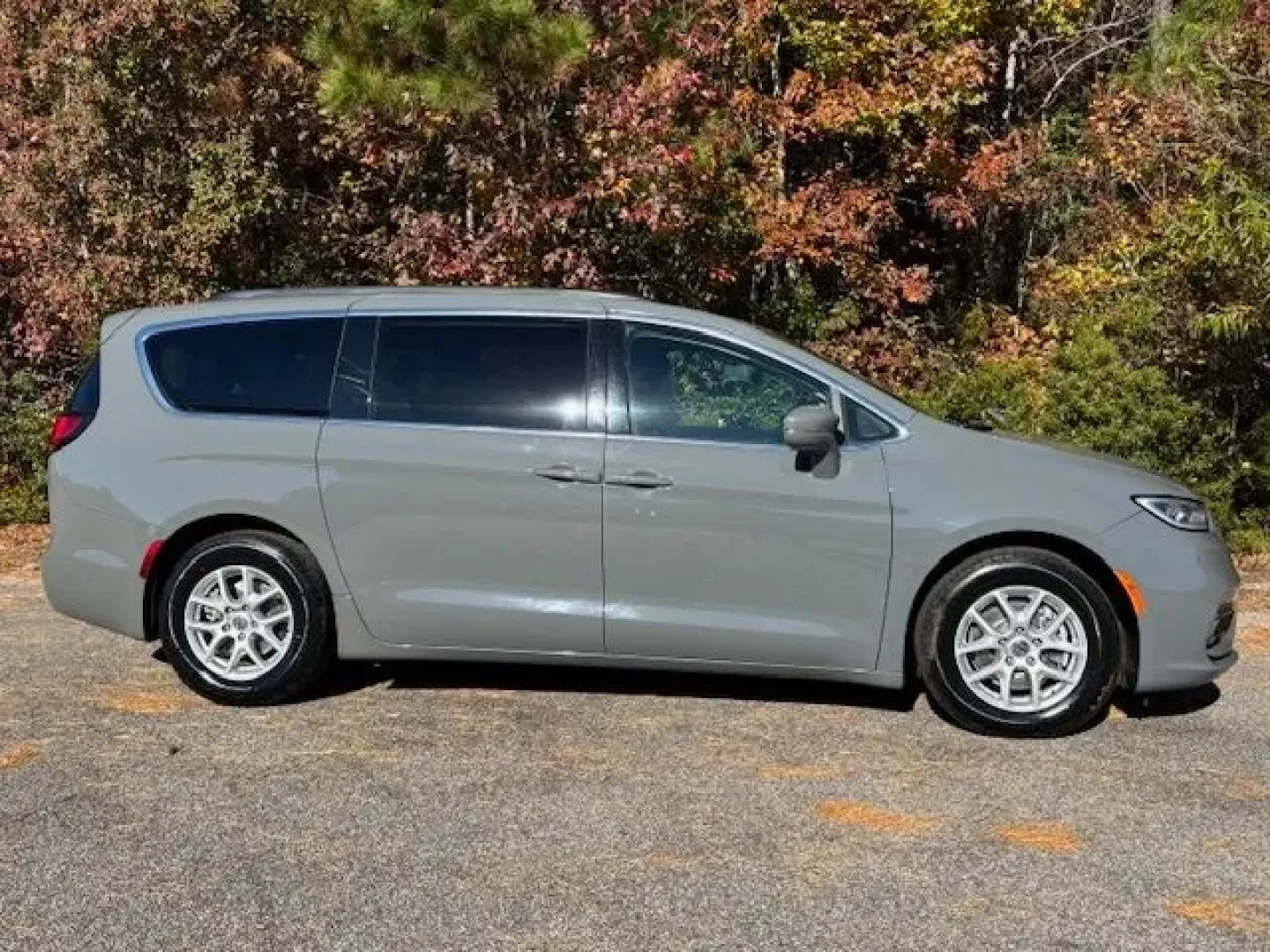 2022 /Black Chrysler Pacifica Touring L (2C4RC1BG7NR) with an 3.6L V-6 DOHC engine, located at 2761 East Hwy 501, Conway, SC, 29526, (843) 331-1151, 33.781528, -78.989883 - Are you ready to elevate your family adventures with a vehicle that combines luxury, space, and functionality? Look no further than this stunning 2022 Chrysler Pacifica Touring L, now available at Car City - Conway. Perfect for growing families, this pre-owned passenger van is designed to enhance yo - Photo#3